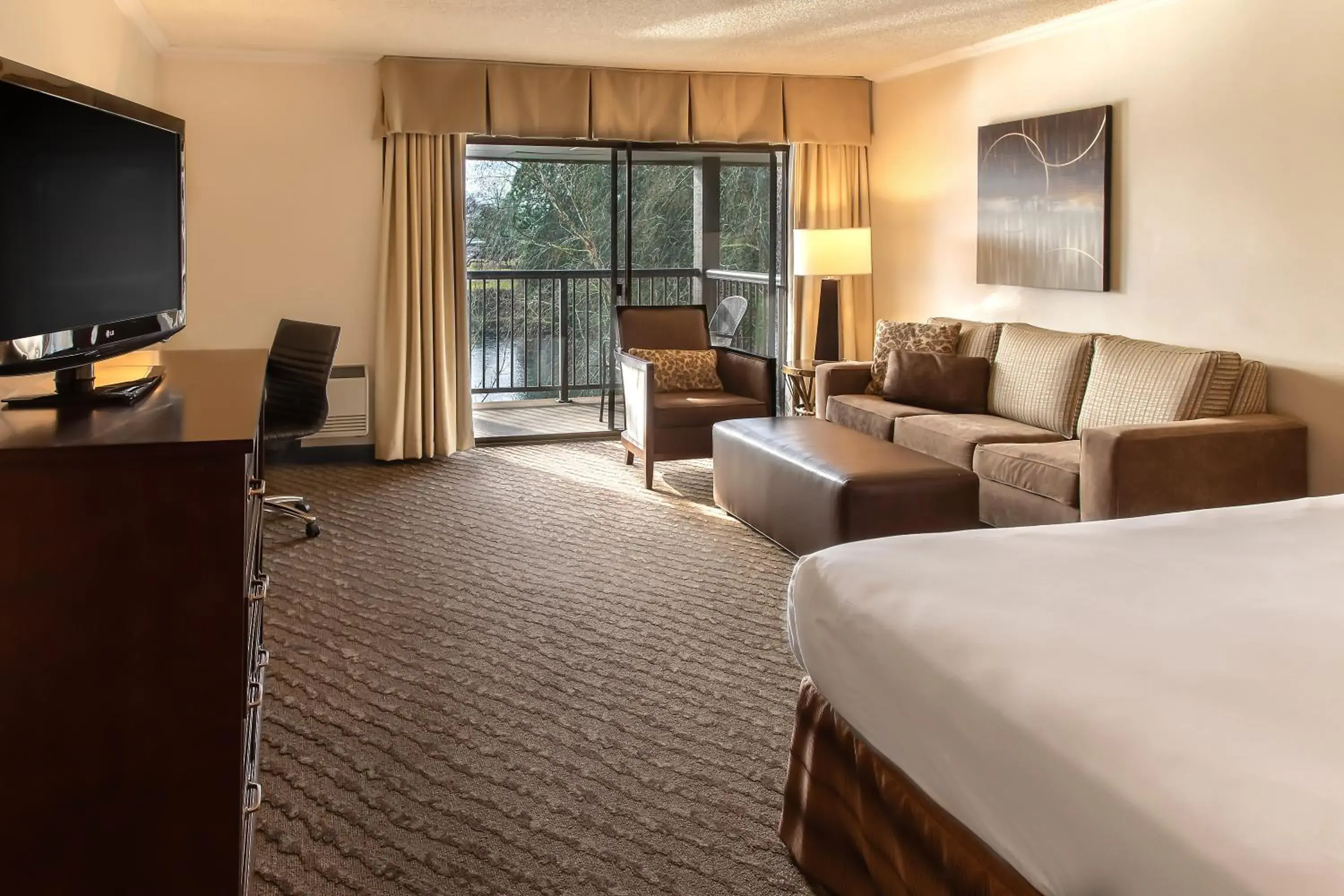 Living room, Seating Area in Valley River Inn Eugene/Springfield