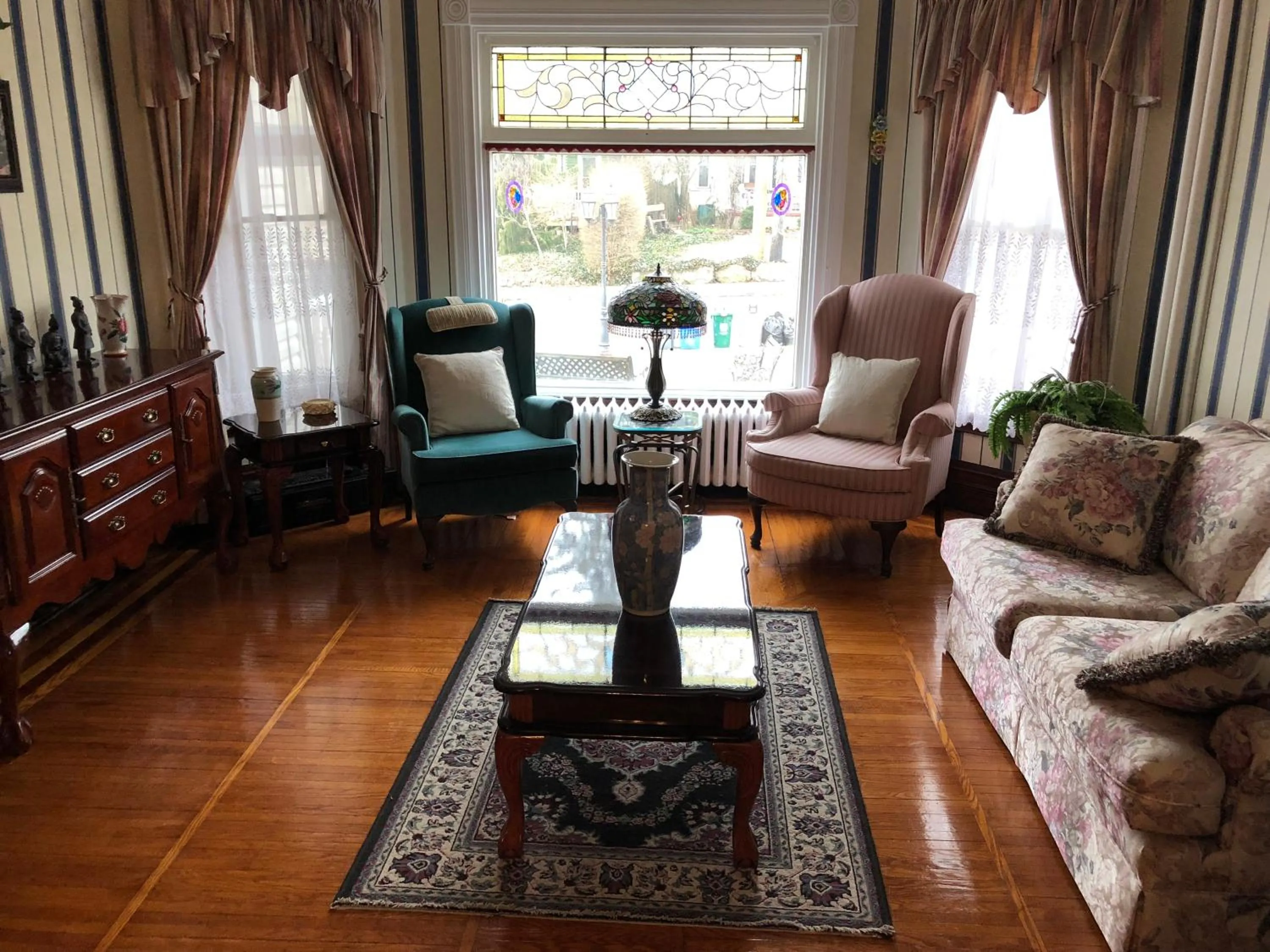 Living room in Blue Gables Bed and Breakfast