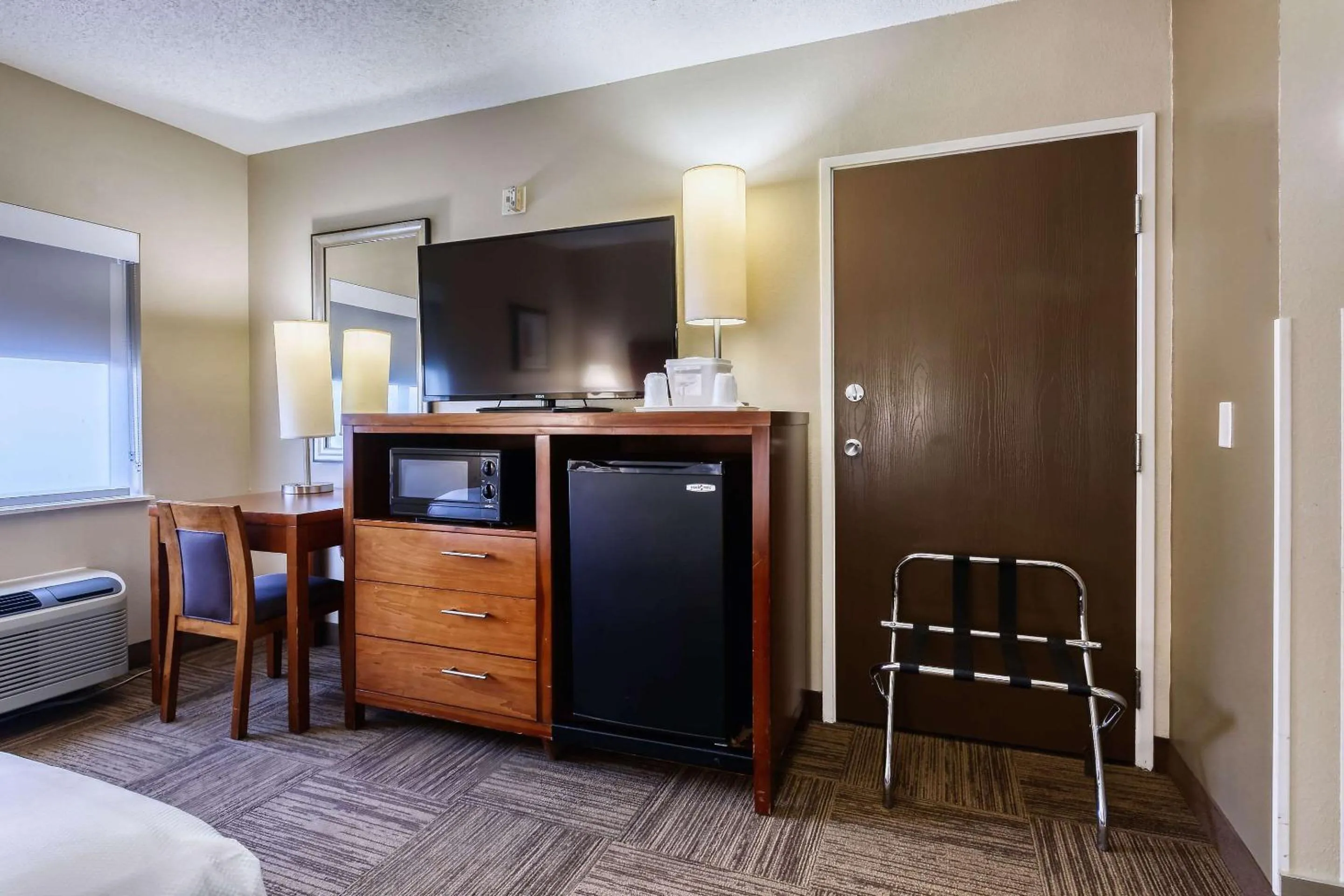 Bedroom, Bed in Comfort Inn & Suites Shepherdsville - Louisville South