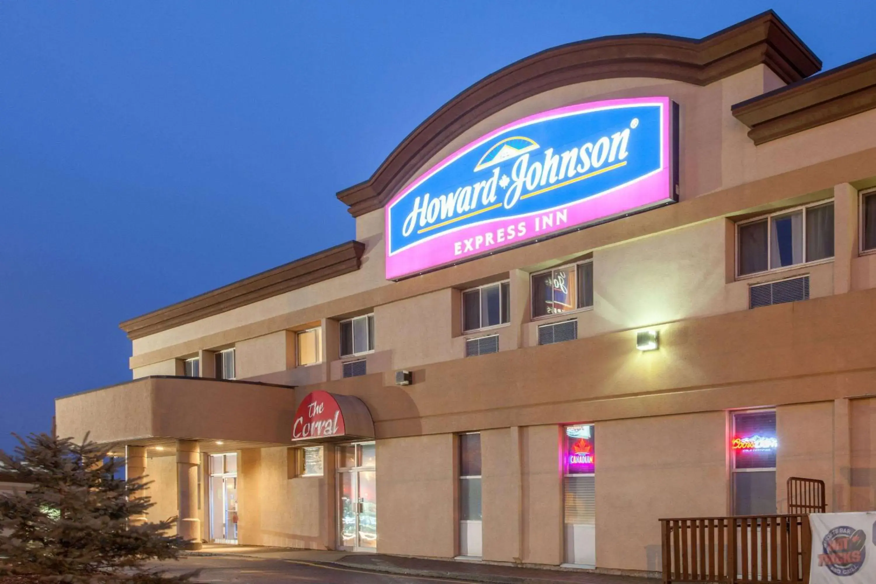 Property building in Howard Johnson by Wyndham Winnipeg West Property building in Howard Johnson by Wyndham Winnipeg West