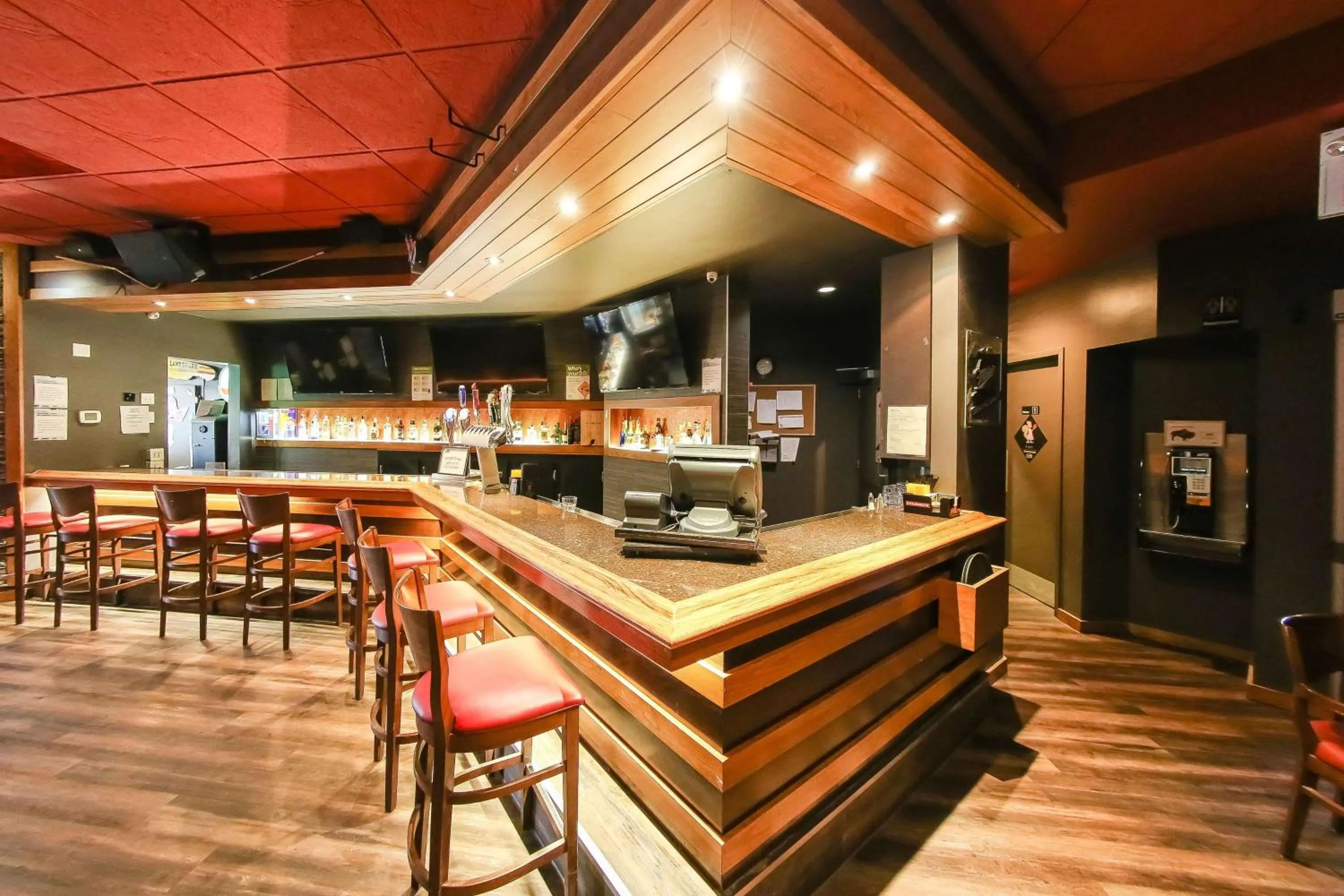 Lounge or bar in Howard Johnson by Wyndham Winnipeg West