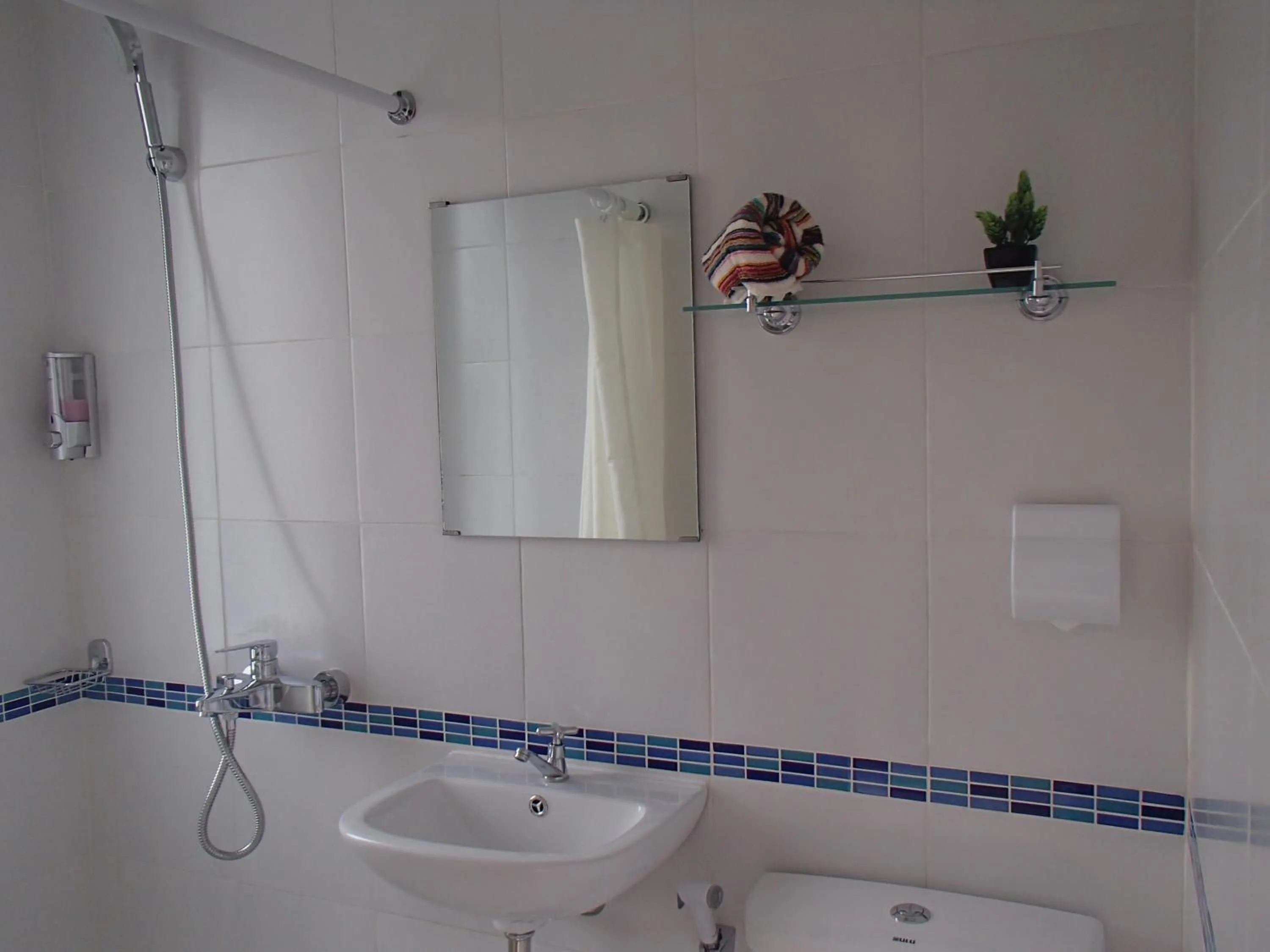 Shower in Askara Guest House & Hostel