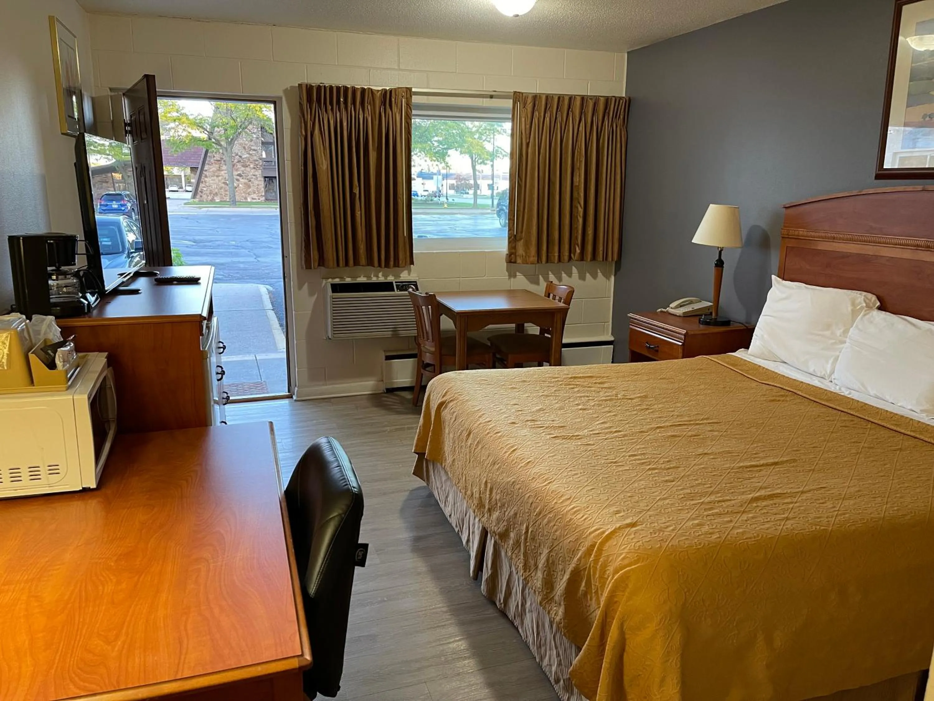 Bed in Village Inn Green Bay