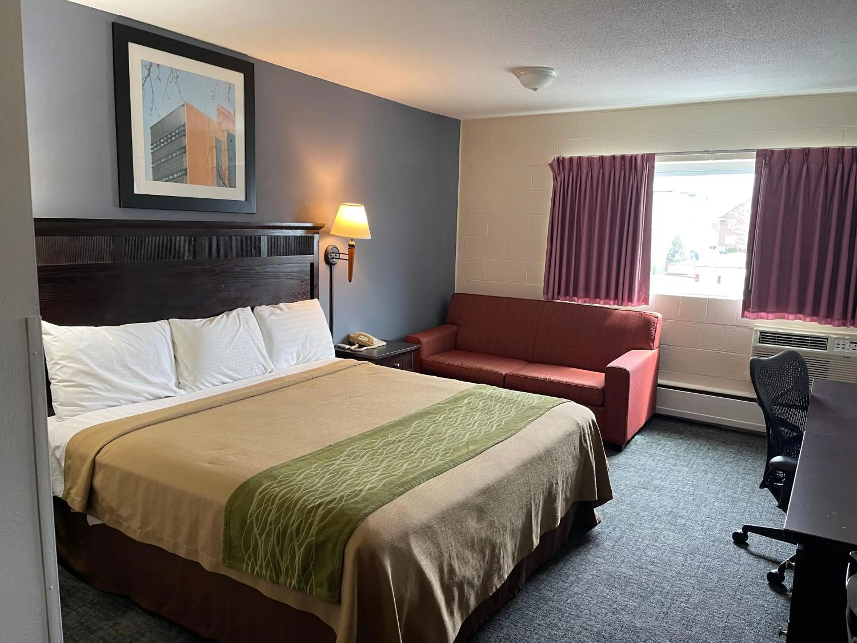 Bed in Village Inn Green Bay