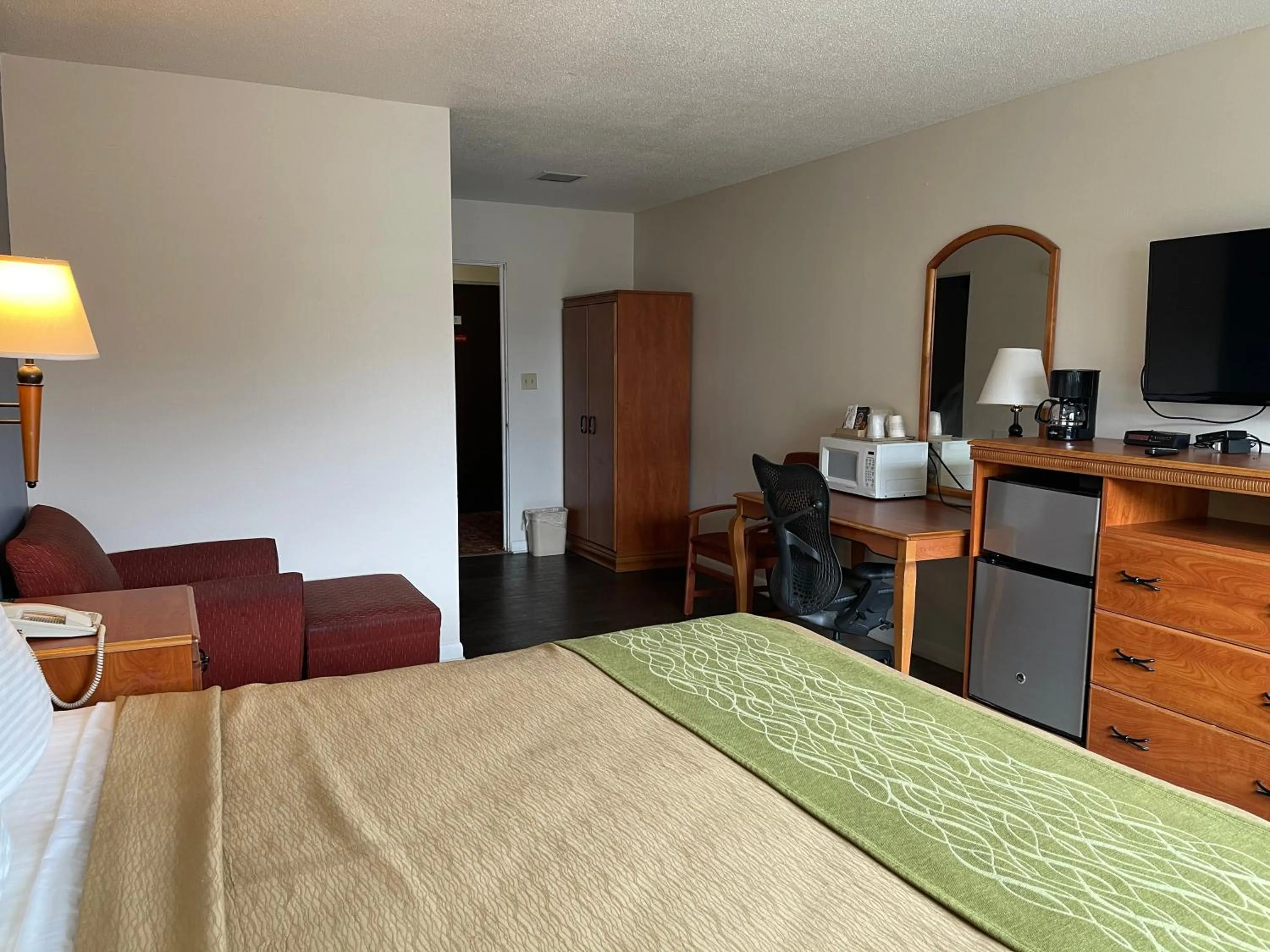 Bed in Village Inn Green Bay