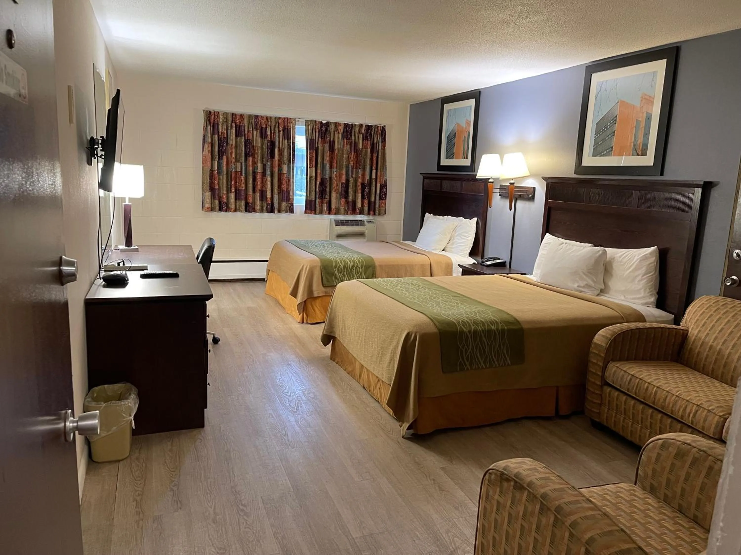 Bed in Village Inn Green Bay