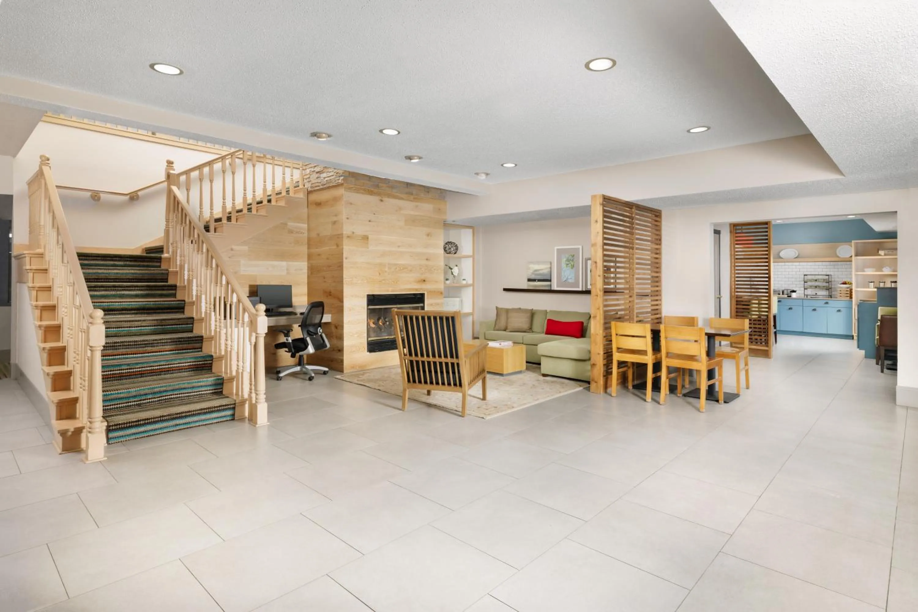 Living room in Country Inn & Suites by Radisson, Springfield, OH