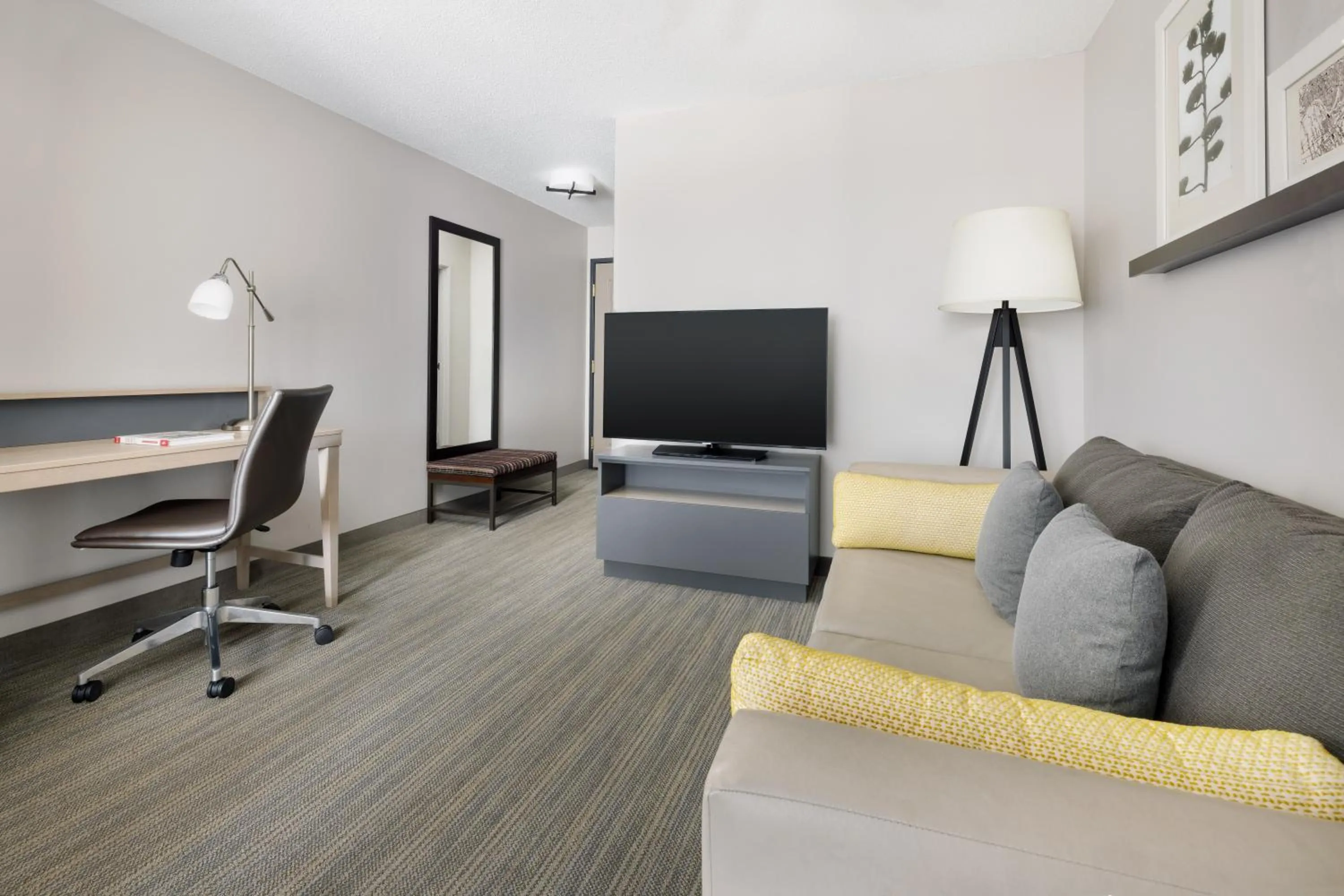 Living room in Country Inn & Suites by Radisson, Springfield, OH