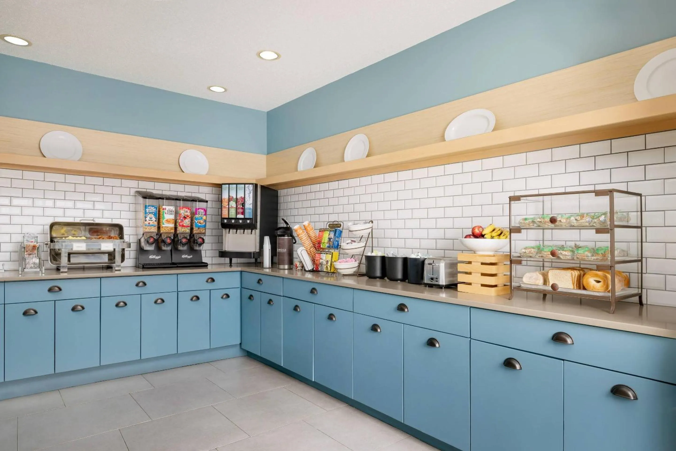 Breakfast in Country Inn & Suites by Radisson, Springfield, OH