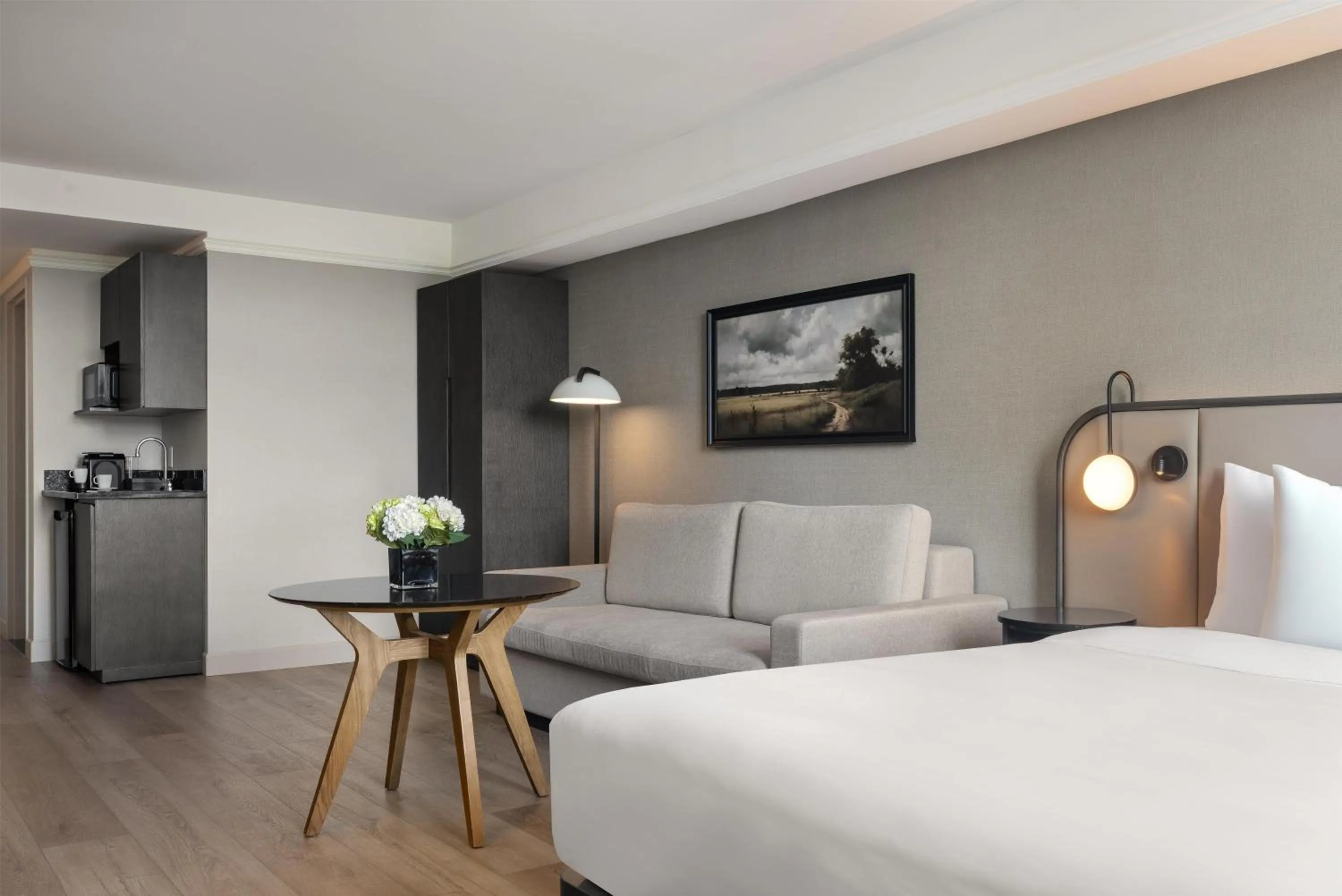 Living room, Bed in Hotel Vallea Bromont, Tapestry Collection by Hilton