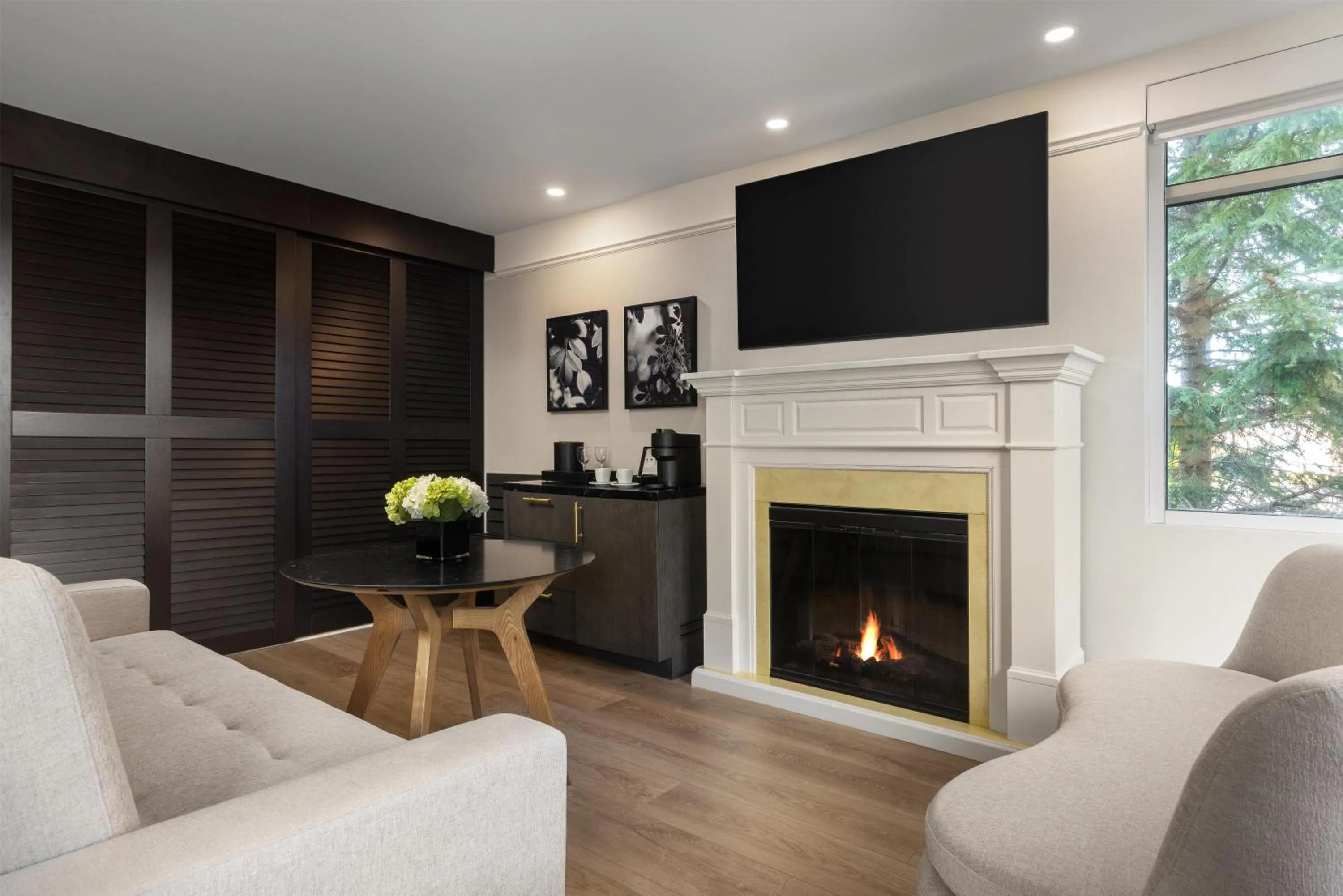 Living room in Hotel Vallea Bromont, Tapestry Collection by Hilton