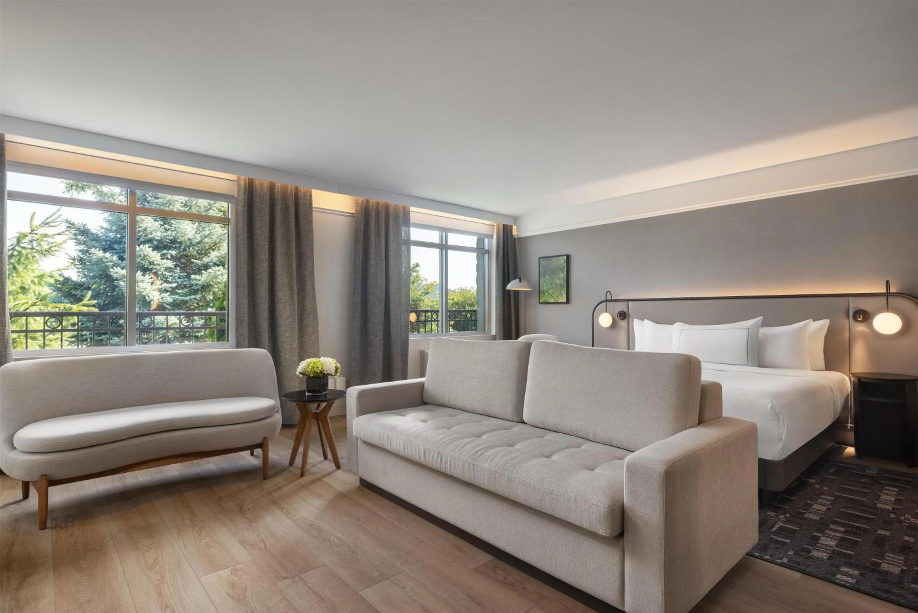 Living room, Bed in Hotel Vallea Bromont, Tapestry Collection by Hilton