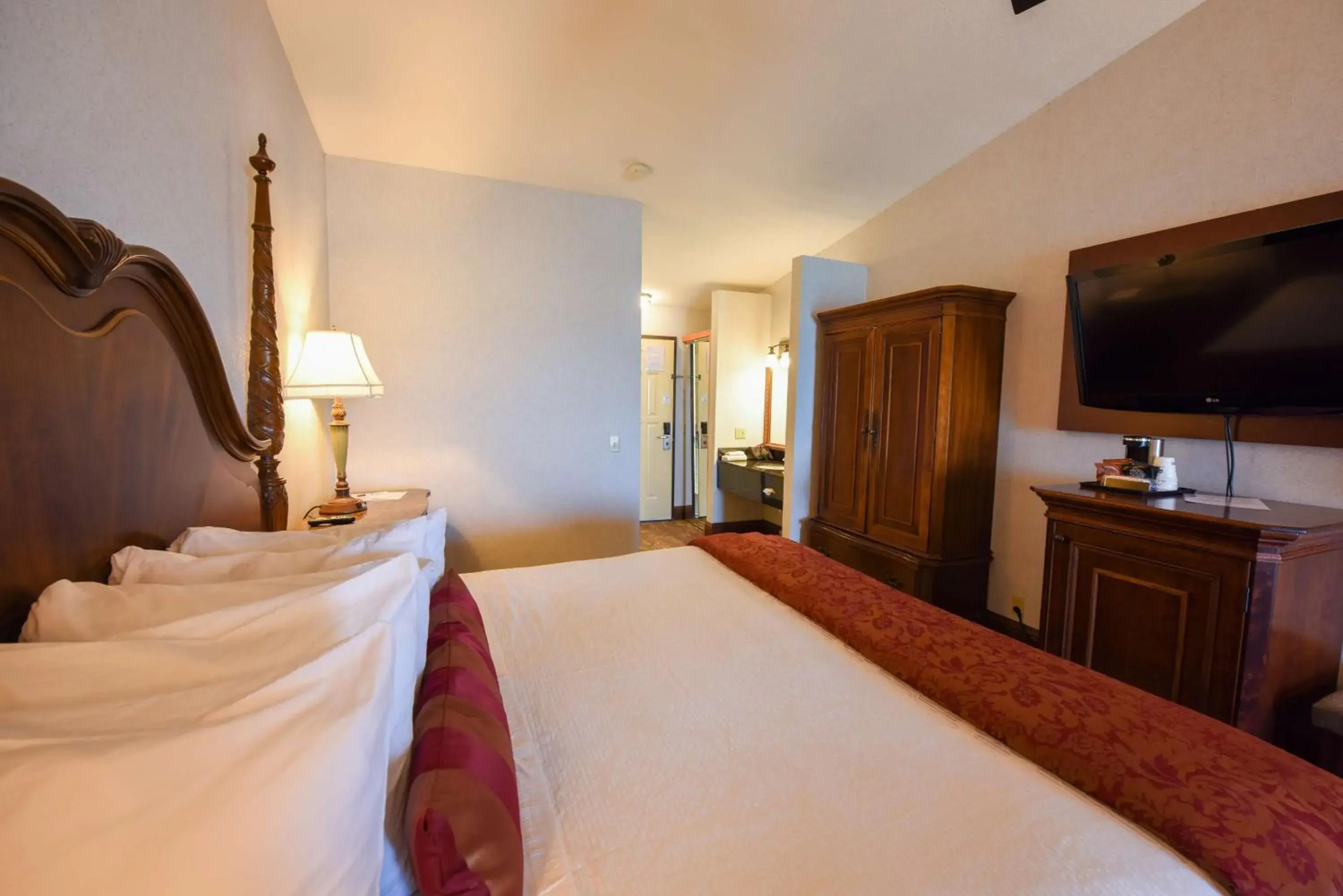 King Room with Spa Bath - Courtyard View in Best Western Plus Dockside Waterfront Inn King Room with Spa Bath - Courtyard View in Best Western Plus Dockside Waterfront Inn