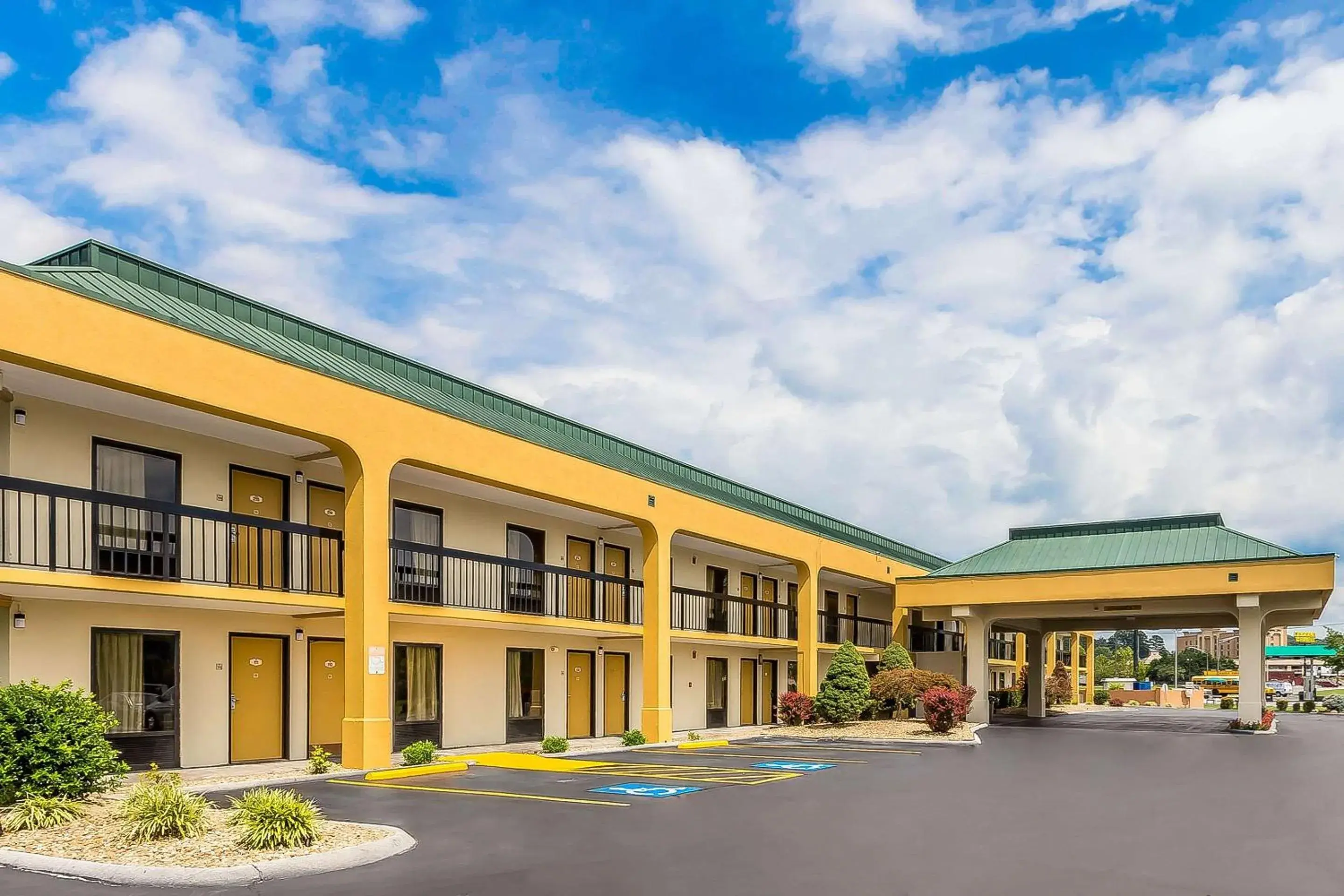 Property building in Rodeway Inn Knoxville East Property building in Rodeway Inn Knoxville East