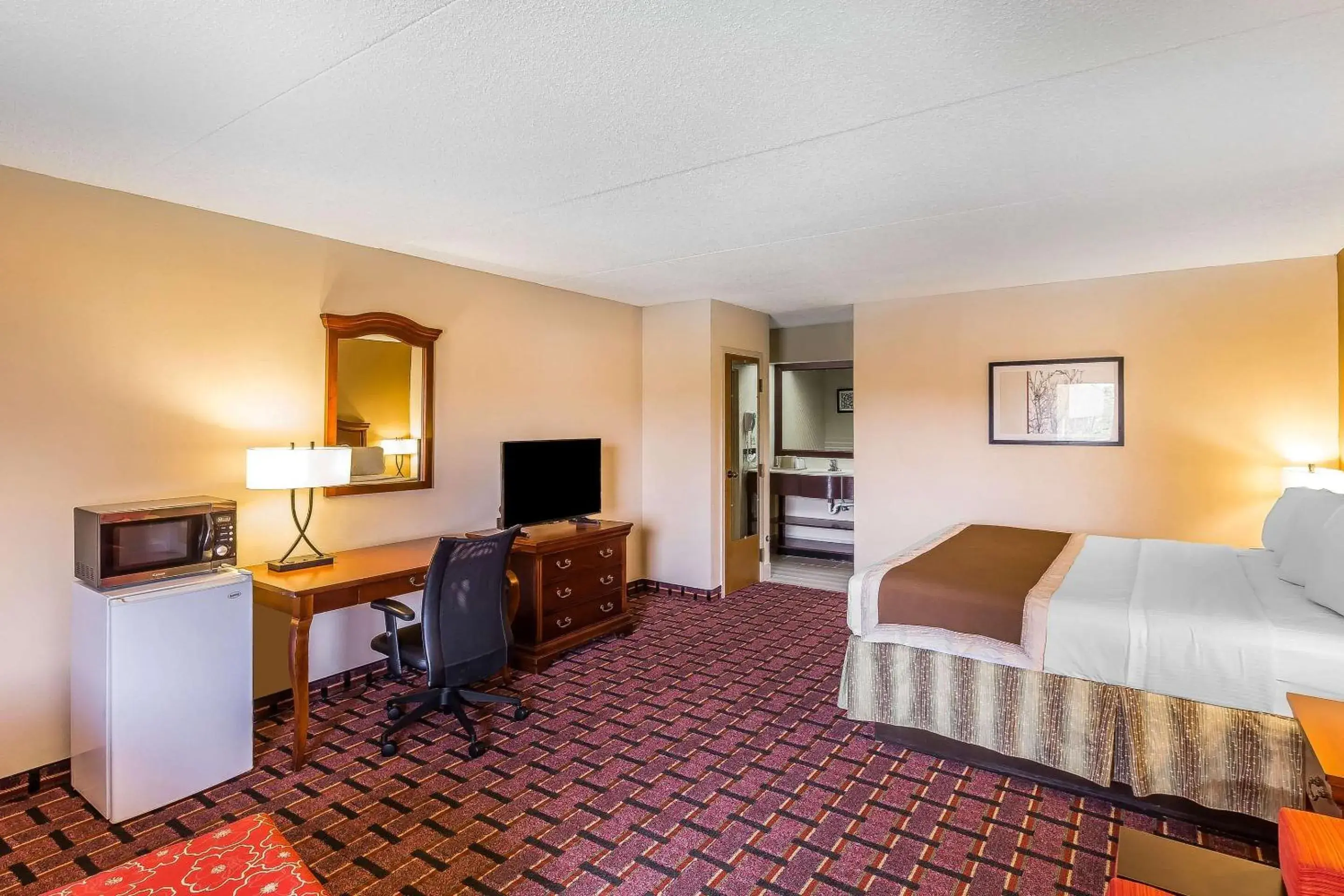 Photo of the whole room, Bed in Rodeway Inn Knoxville East Photo of the whole room, Bed in Rodeway Inn Knoxville East