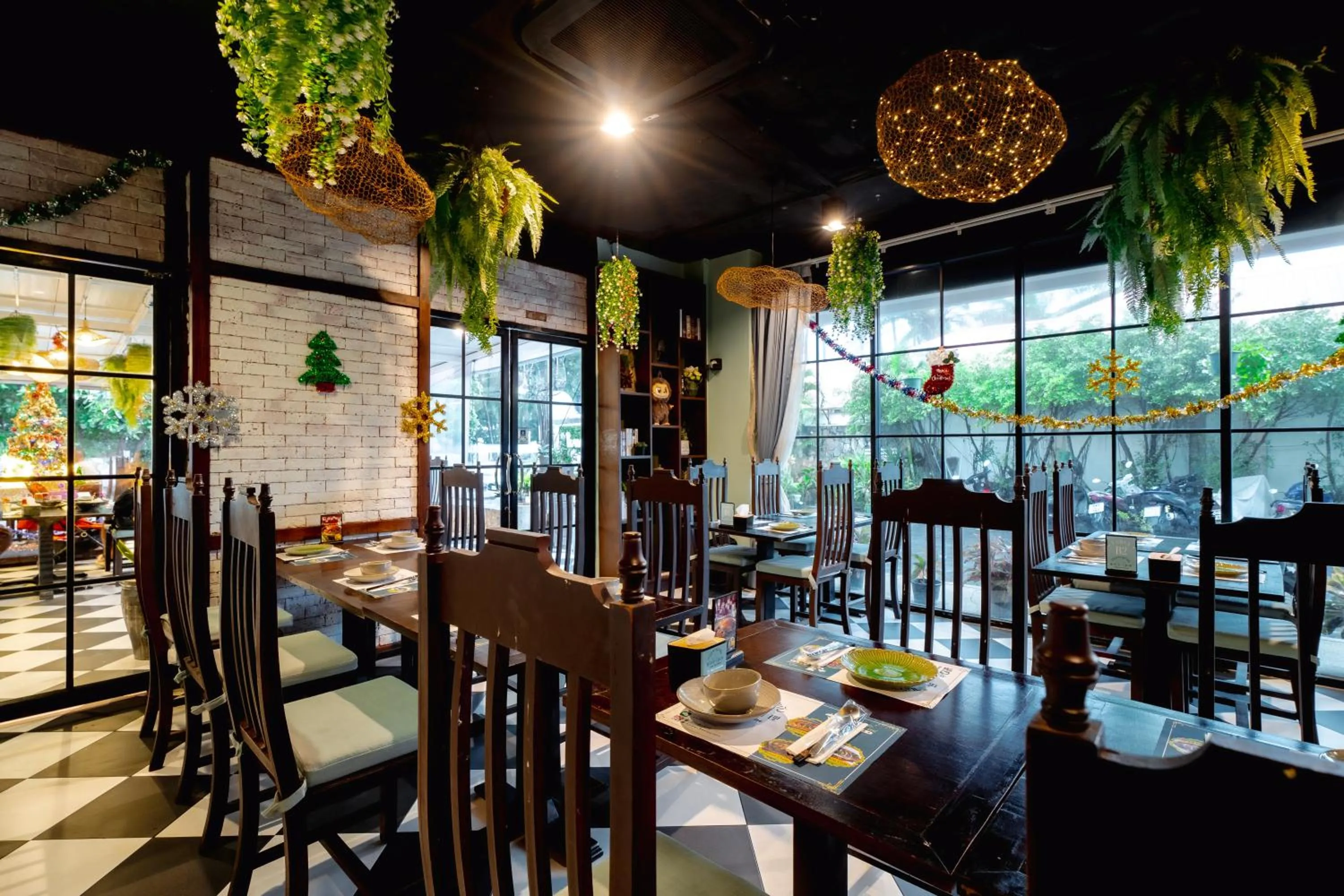 Restaurant/places to eat in Baumancasa Beach Resort