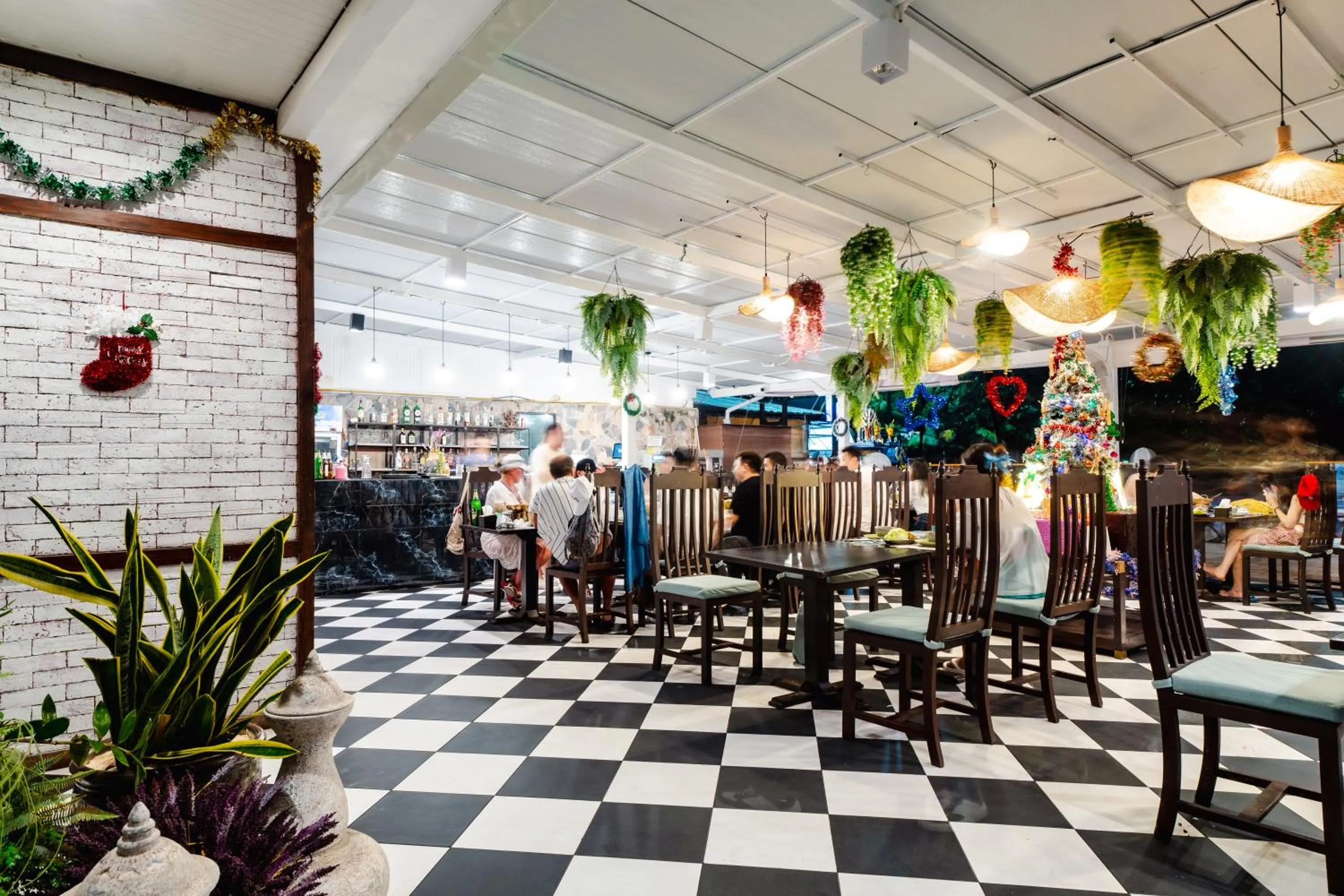 Restaurant/places to eat in Baumancasa Beach Resort