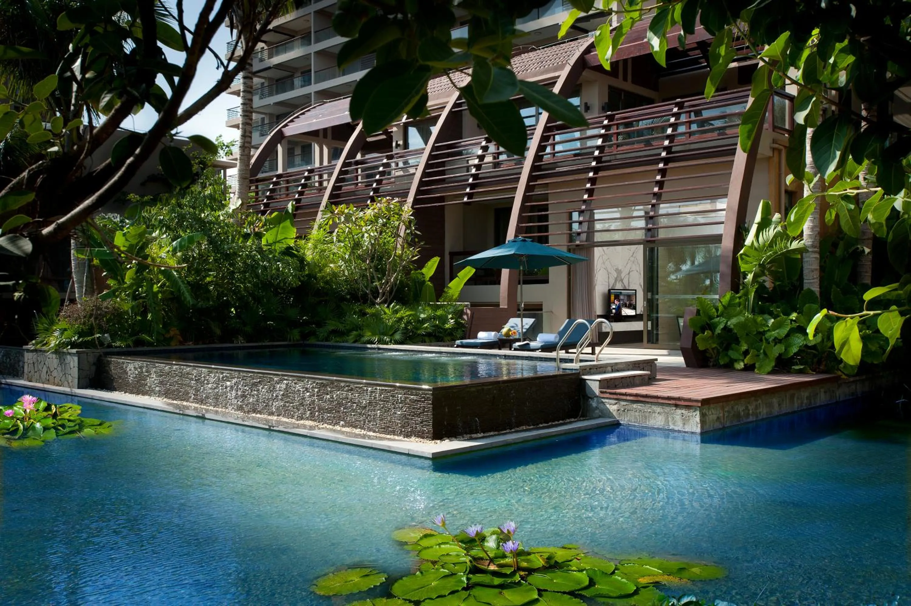 Swimming pool in Pullman Oceanview Sanya Bay Resort & Spa