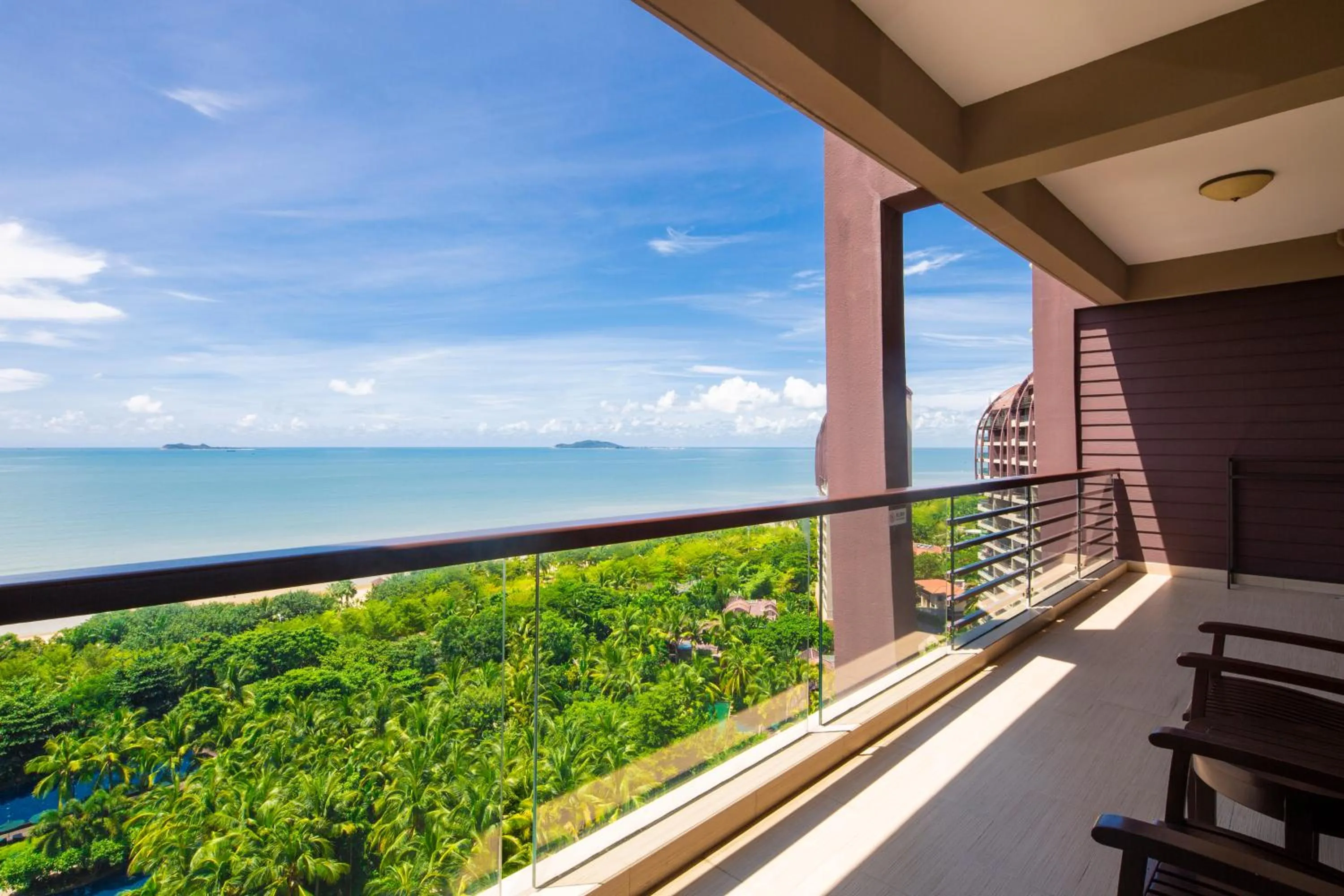 Property building in Pullman Oceanview Sanya Bay Resort & Spa