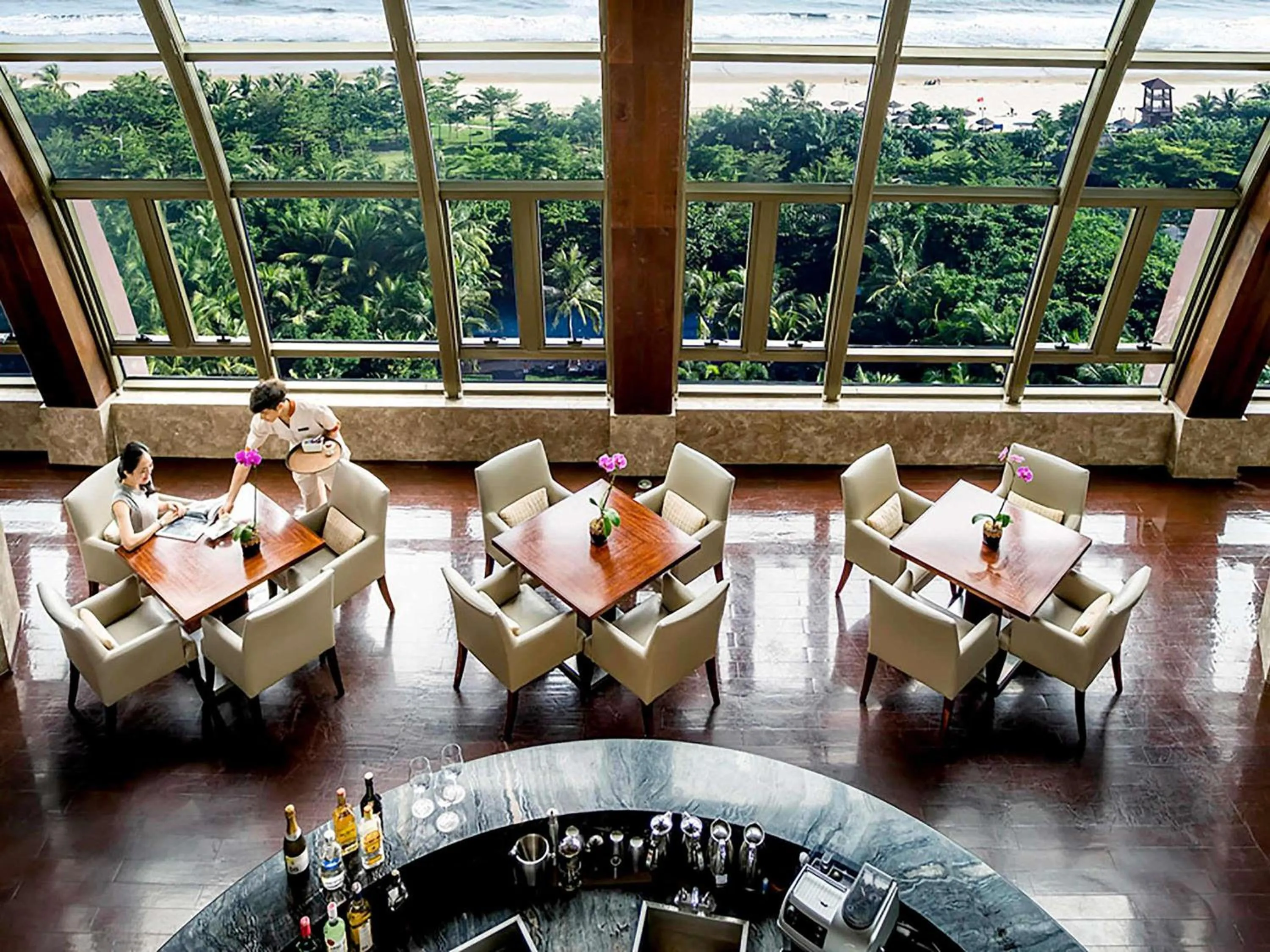 Lounge or bar in Pullman Oceanview Sanya Bay Resort & Spa