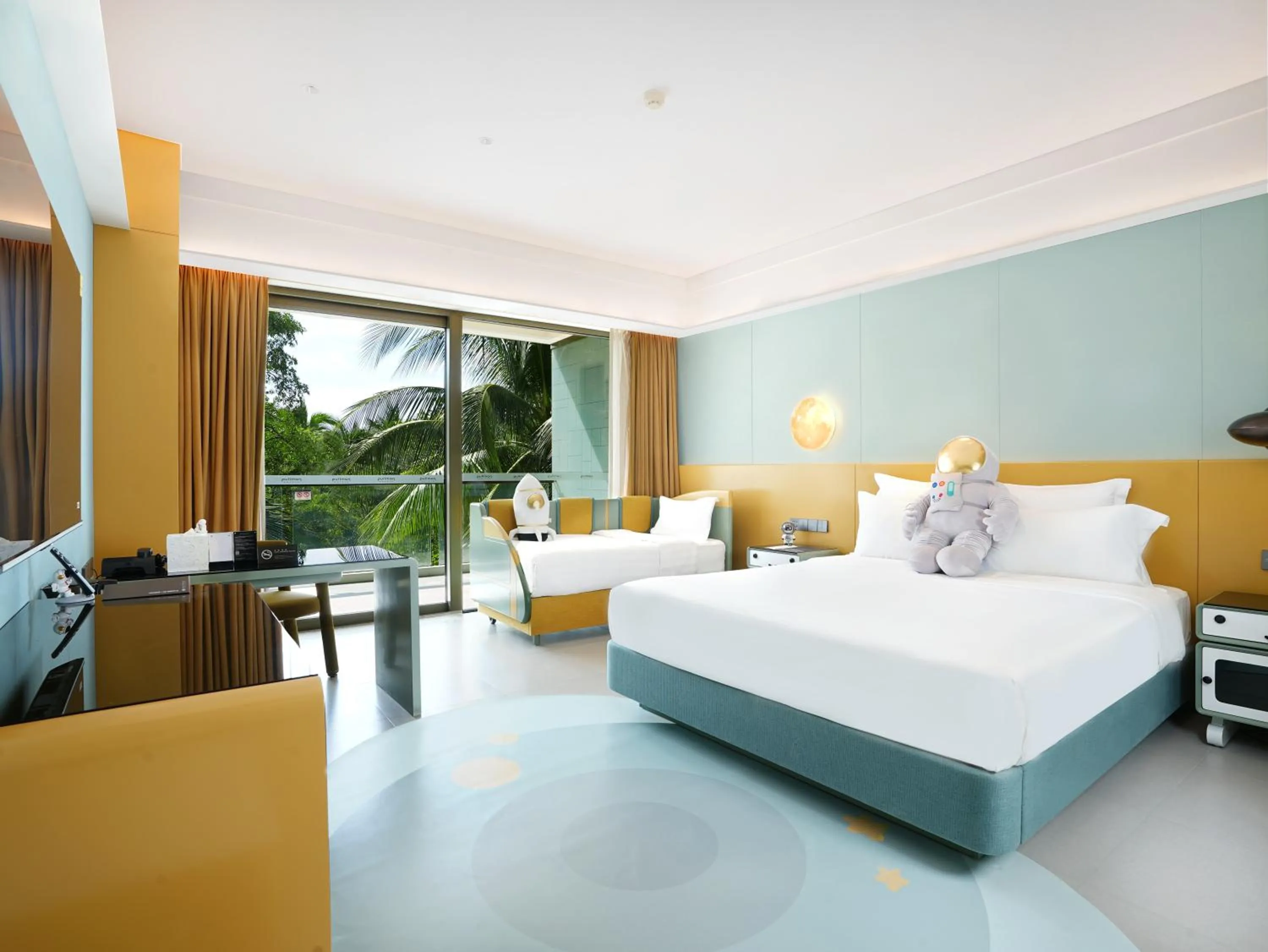 Bed in Pullman Oceanview Sanya Bay Resort & Spa