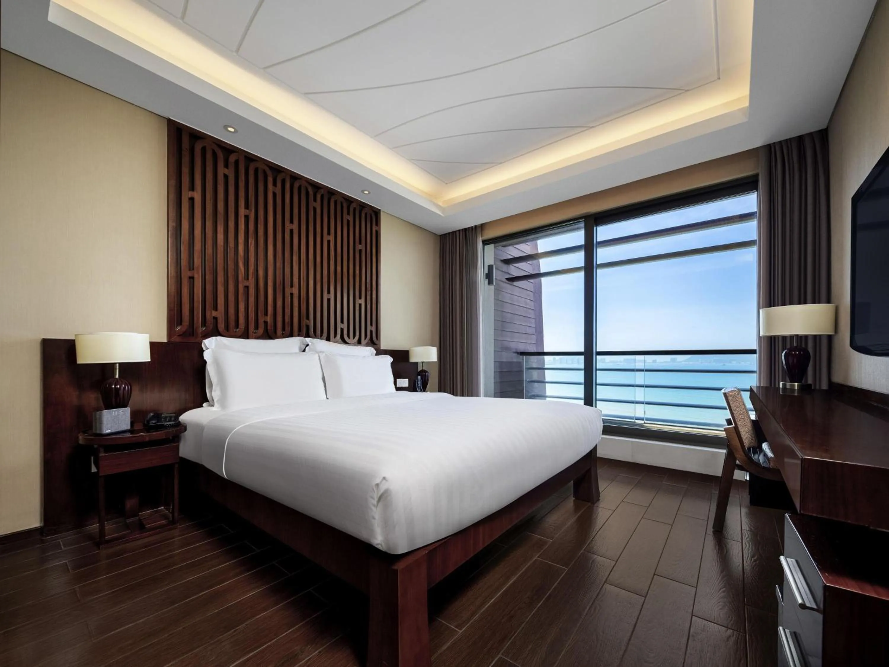 Bedroom, Bed in Pullman Oceanview Sanya Bay Resort & Spa