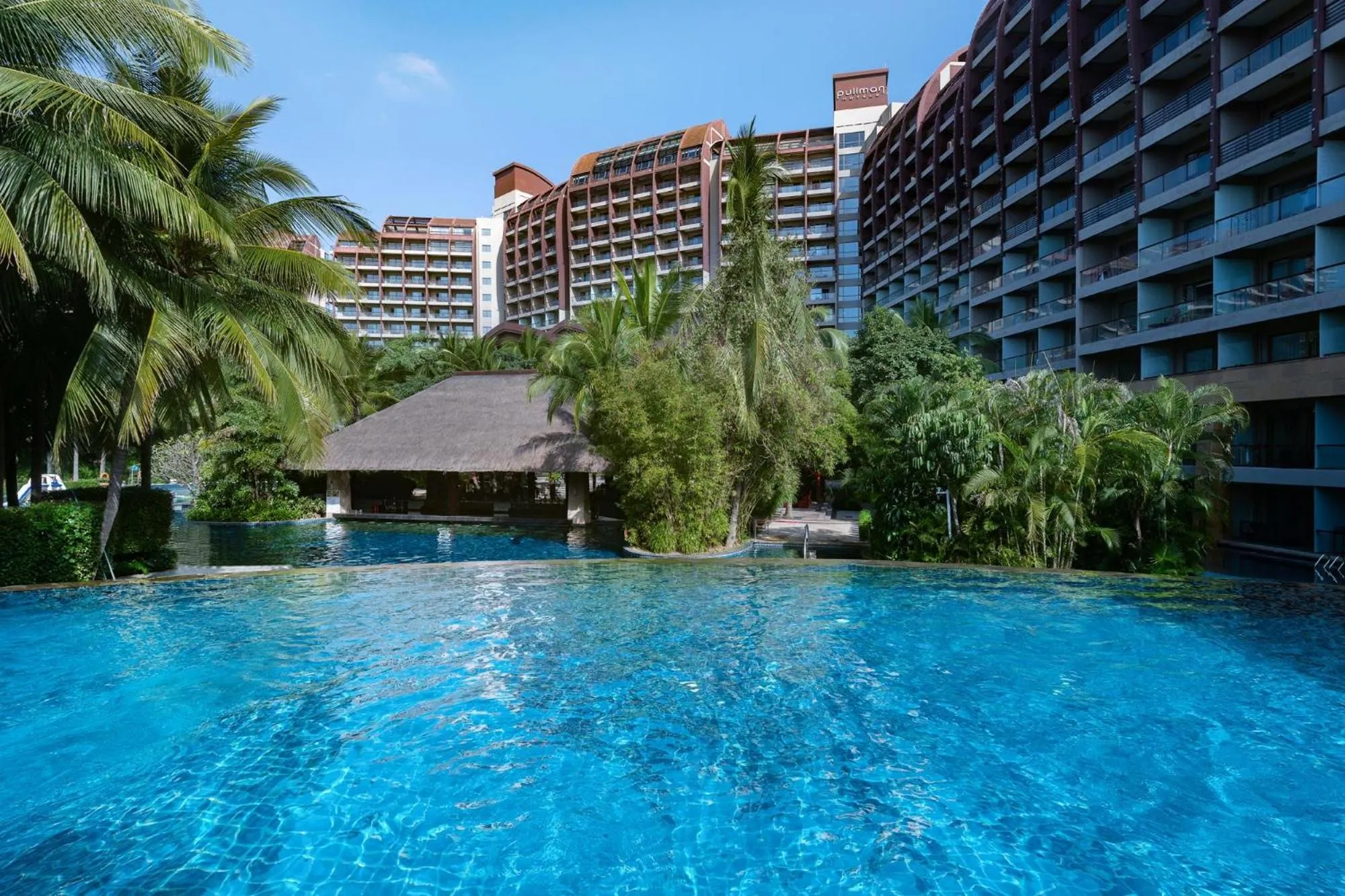 Swimming pool in Pullman Oceanview Sanya Bay Resort & Spa