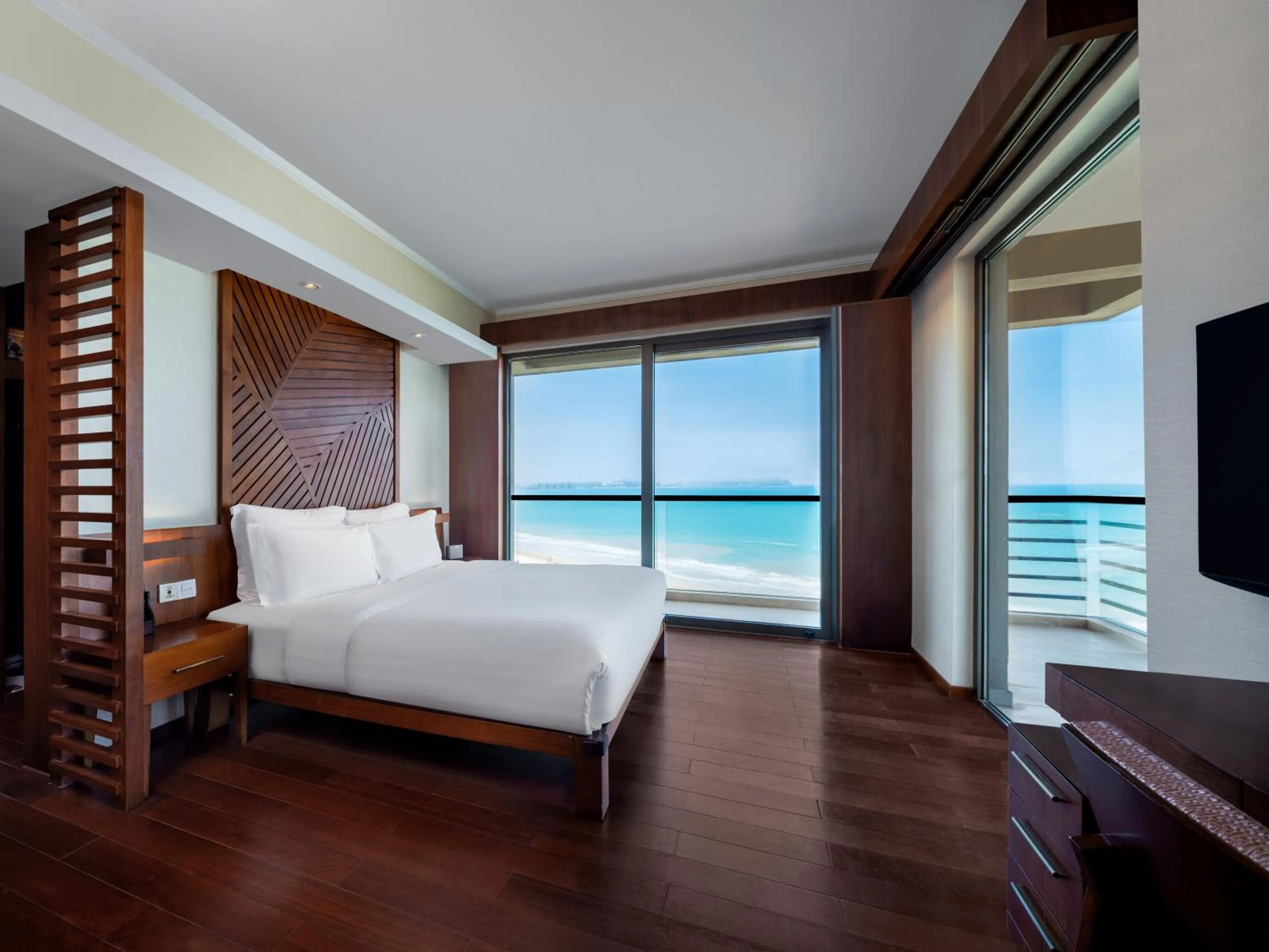 Photo of the whole room, Bed in Pullman Oceanview Sanya Bay Resort & Spa