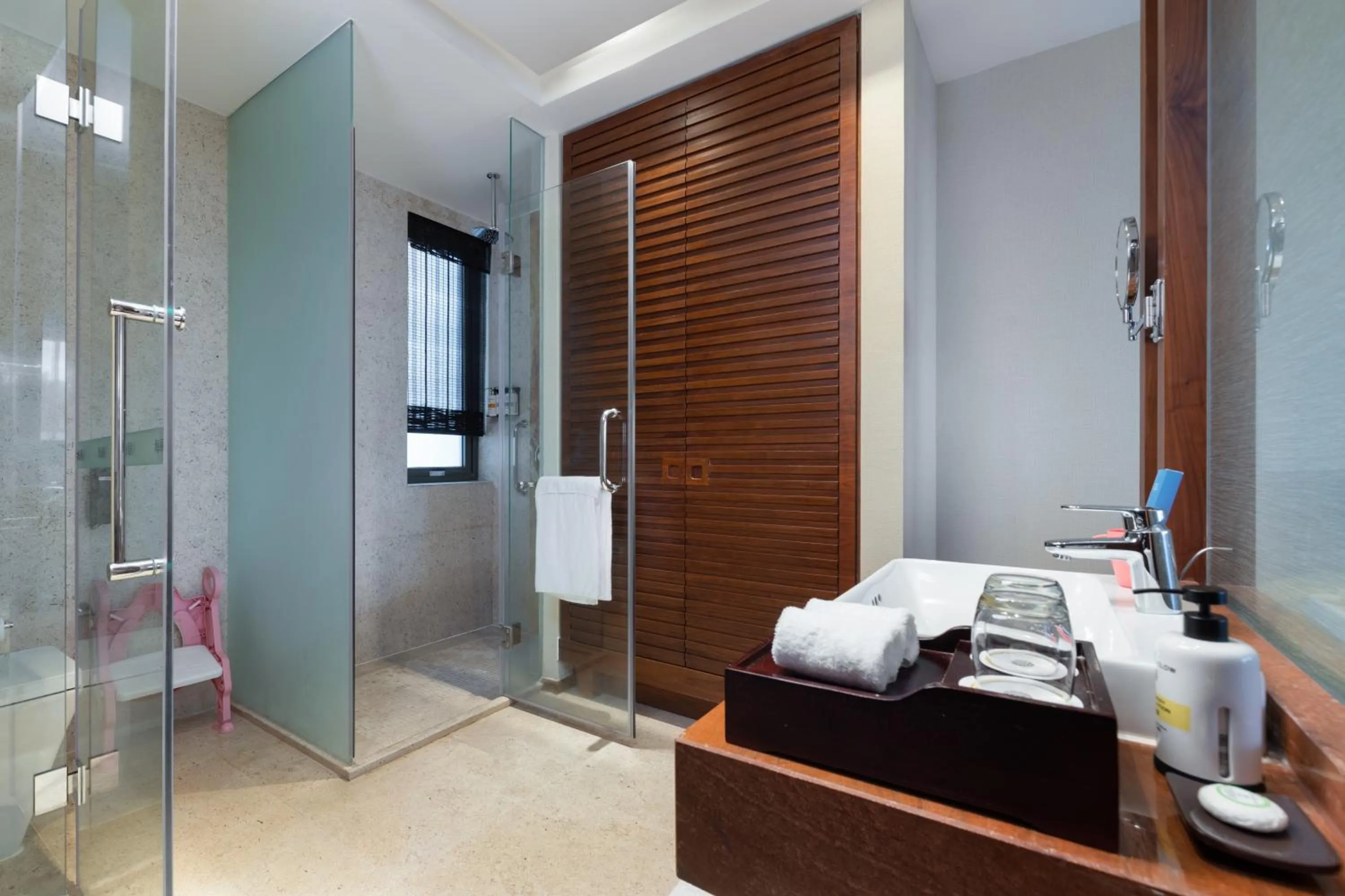 Shower in Pullman Oceanview Sanya Bay Resort & Spa