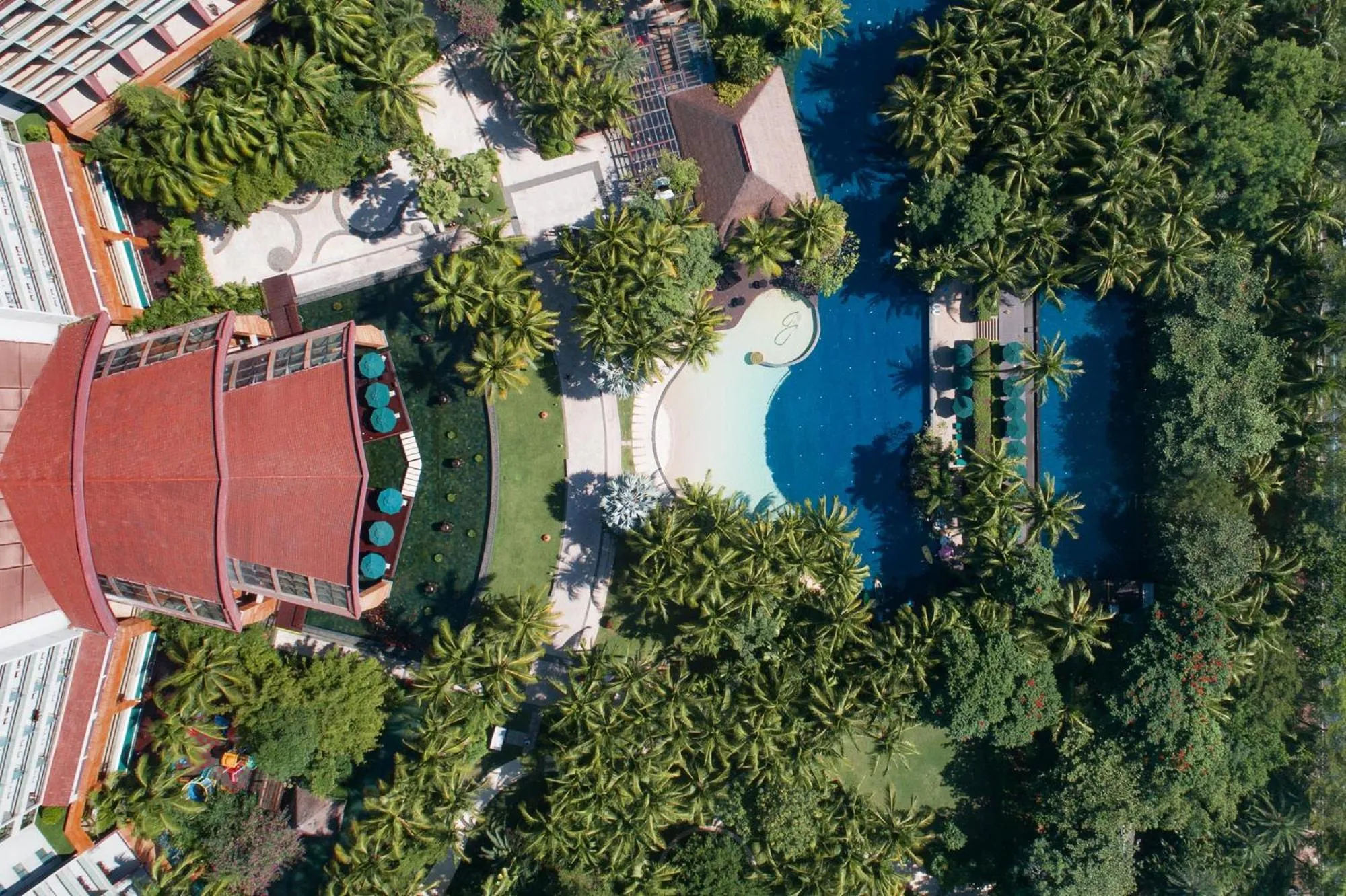 Property building in Pullman Oceanview Sanya Bay Resort & Spa