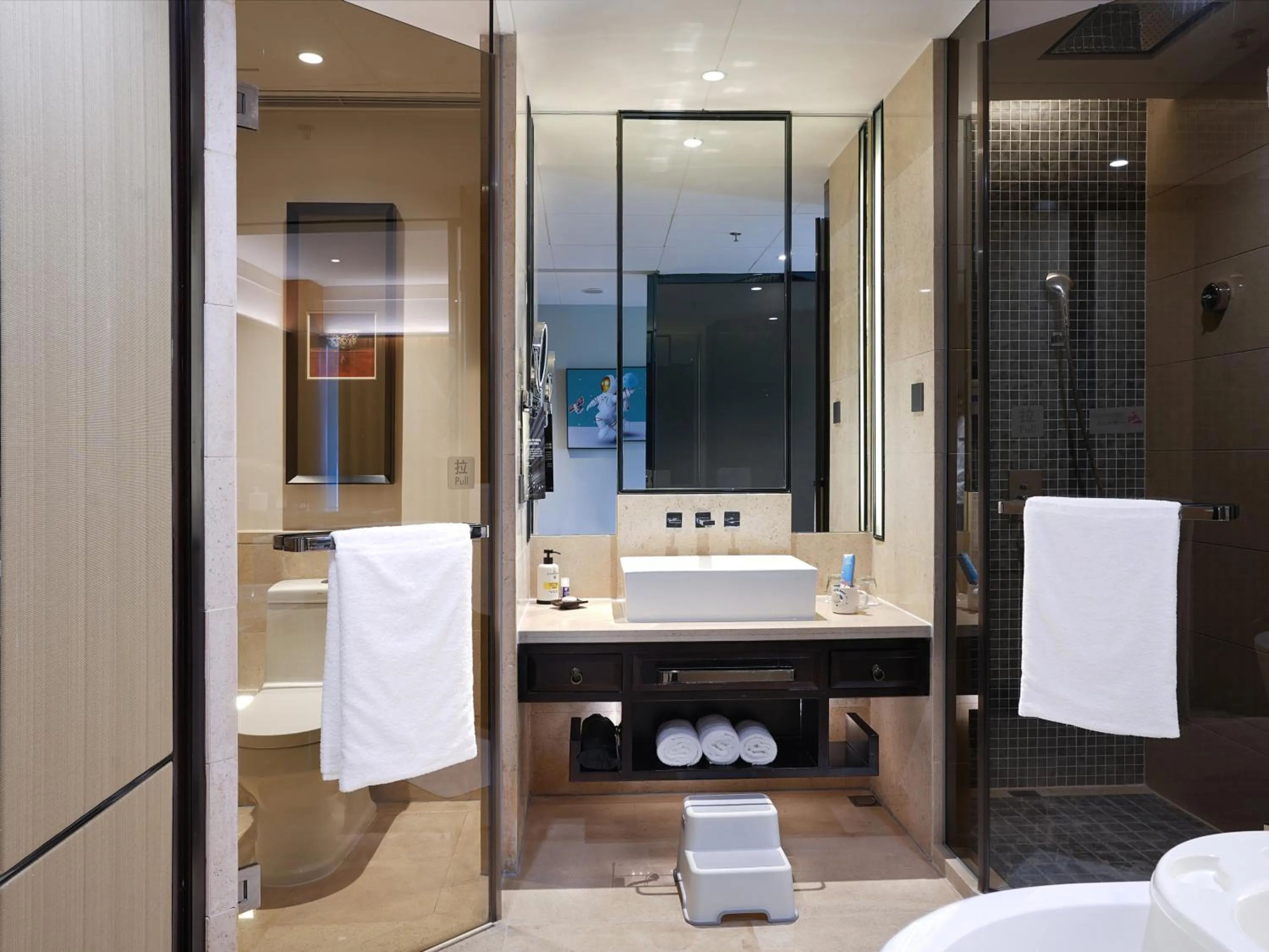 Toilet in Pullman Oceanview Sanya Bay Resort & Spa