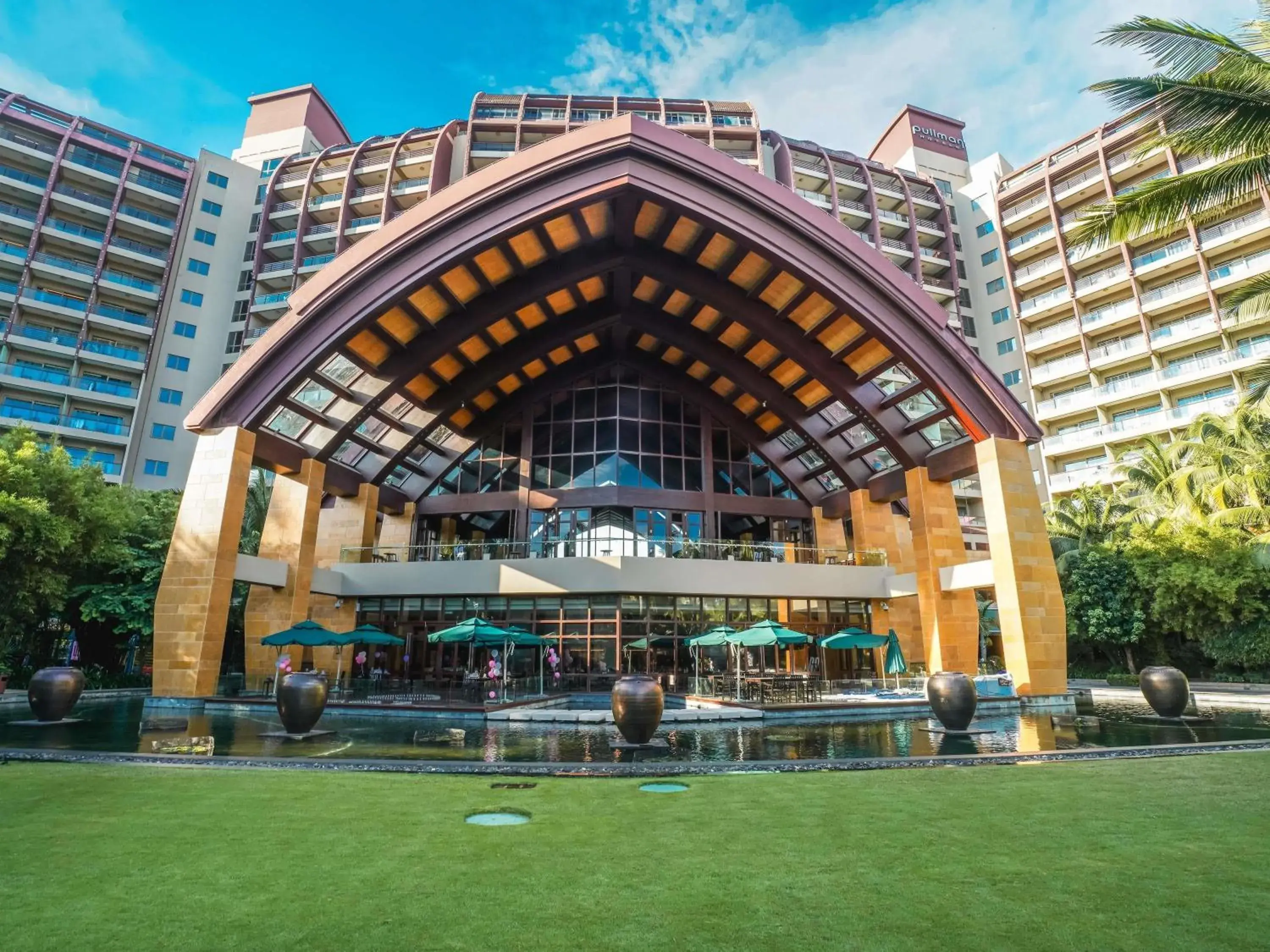 Pool view in Pullman Oceanview Sanya Bay Resort & Spa Pool view in Pullman Oceanview Sanya Bay Resort & Spa