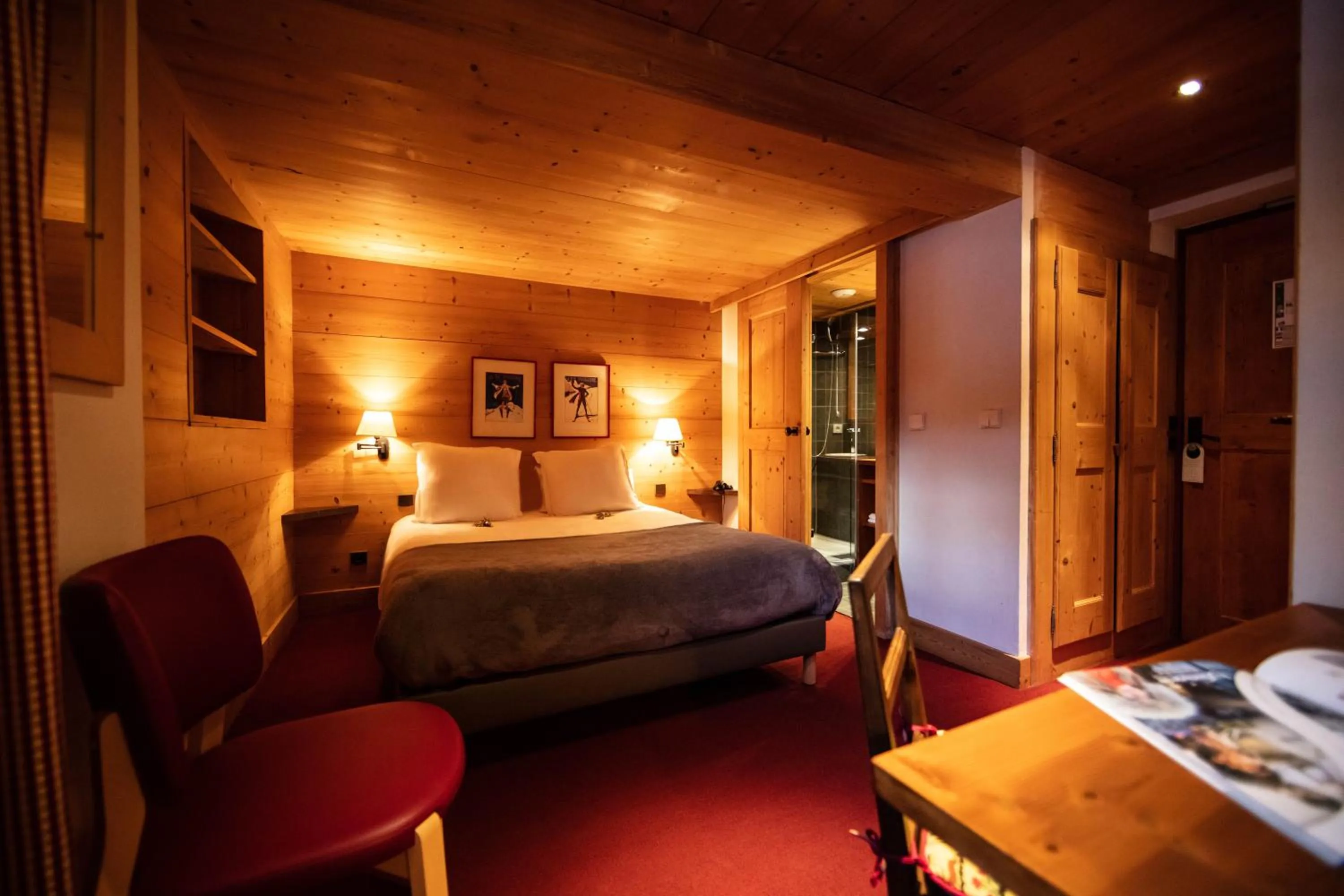 Photo of the whole room, Bed in La Savoyarde