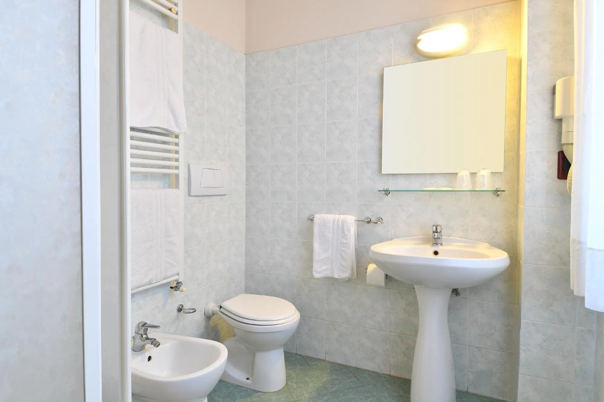 Bathroom in Hotel Innocenti