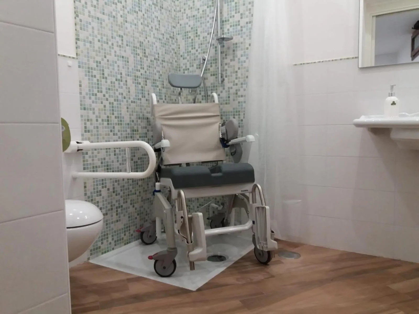 Bathroom in fiori e massi