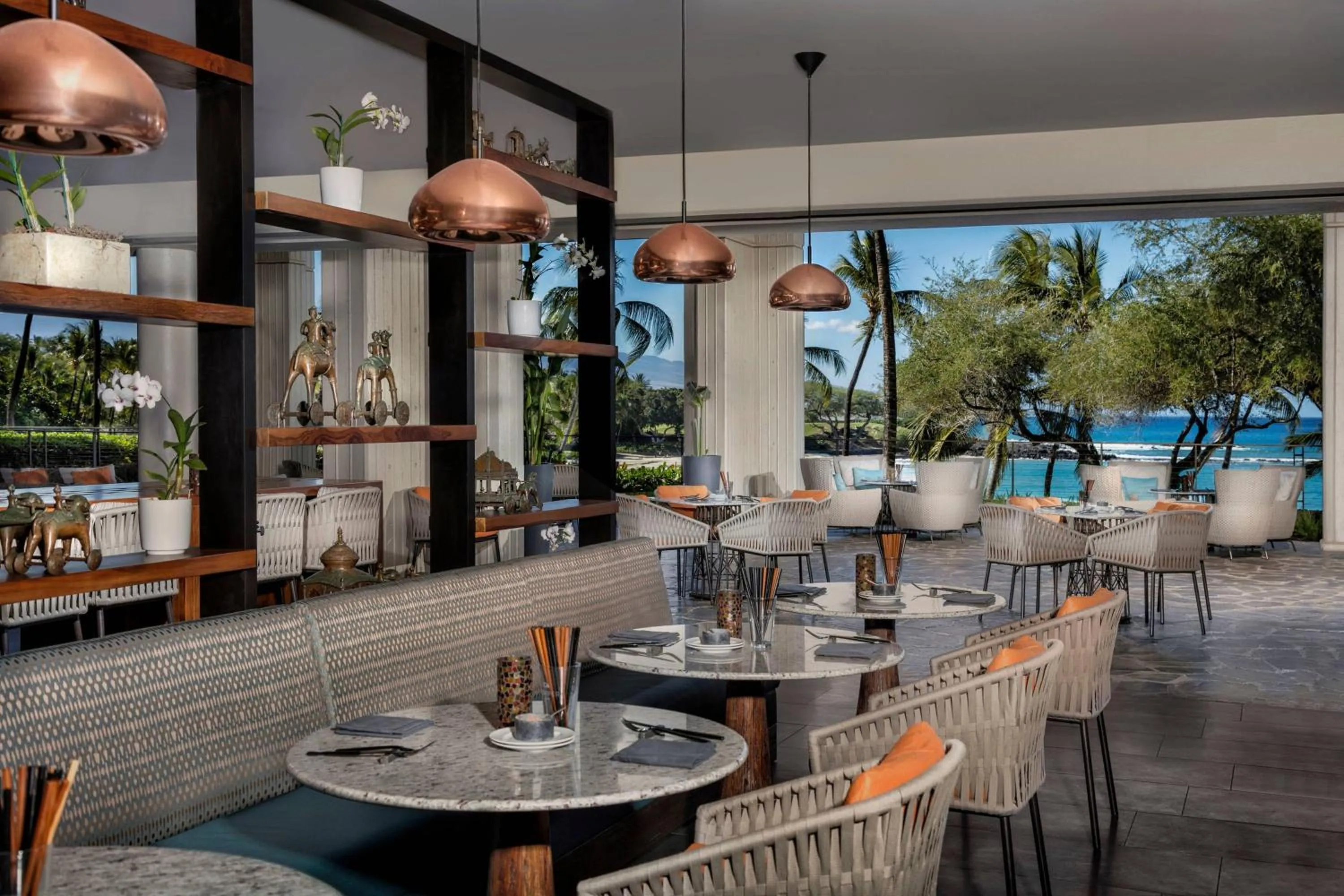 Lounge or bar in Mauna Kea Beach Hotel, Autograph Collection