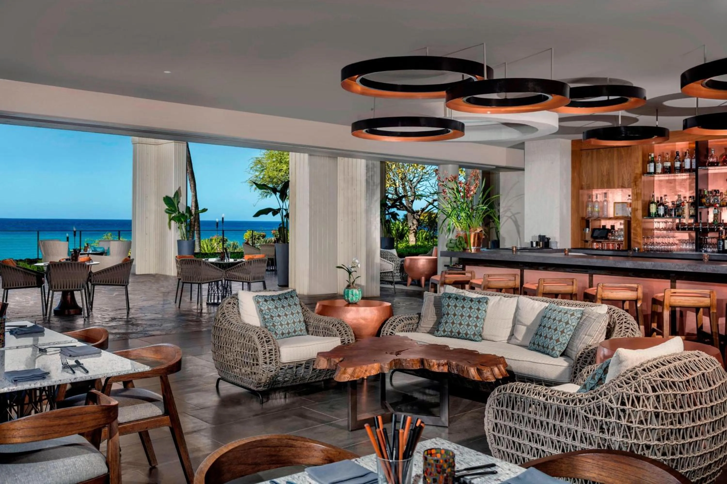 Lounge or bar in Mauna Kea Beach Hotel, Autograph Collection