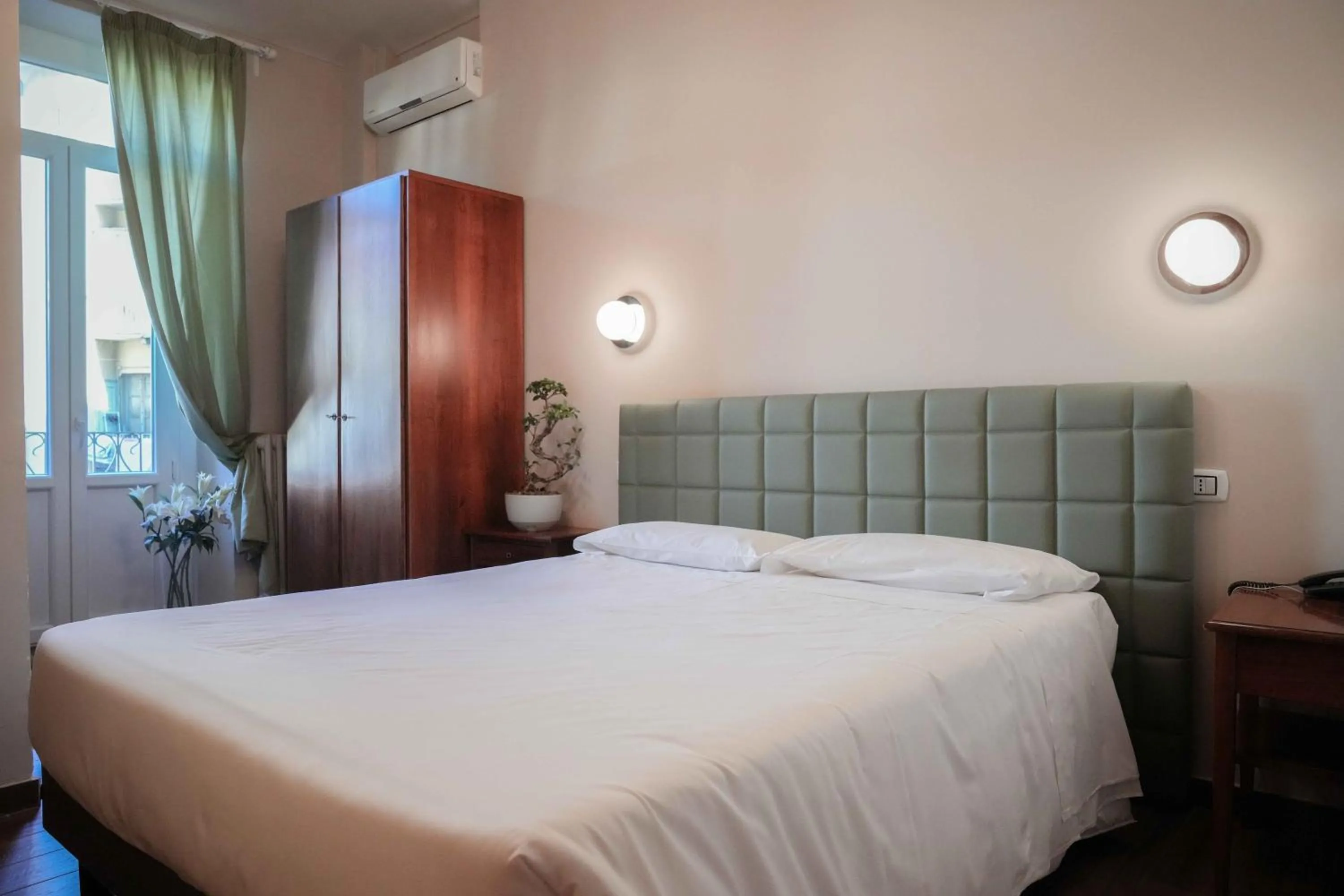 Bedroom, Bed in Hotel Universo