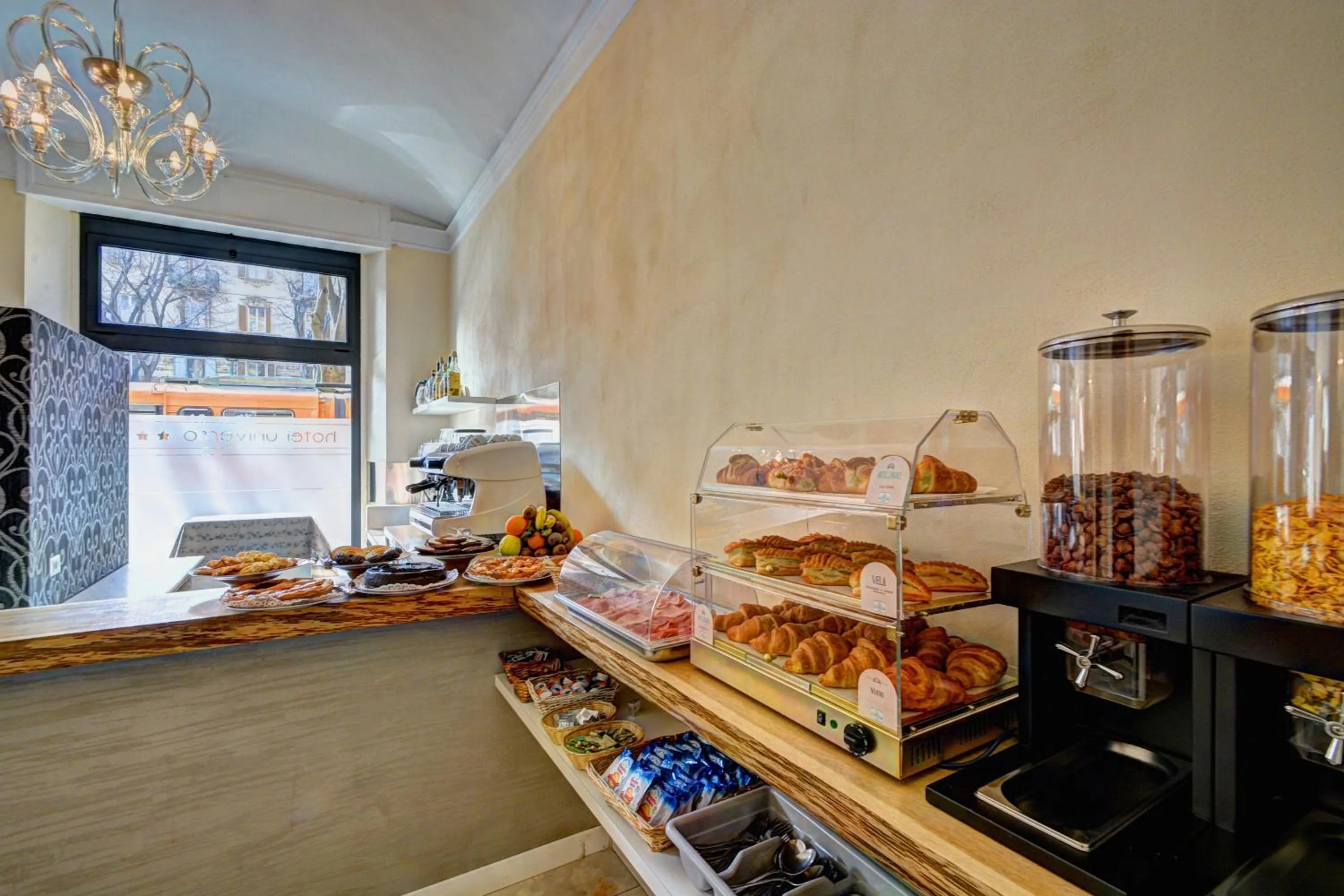 Buffet breakfast in Hotel Universo