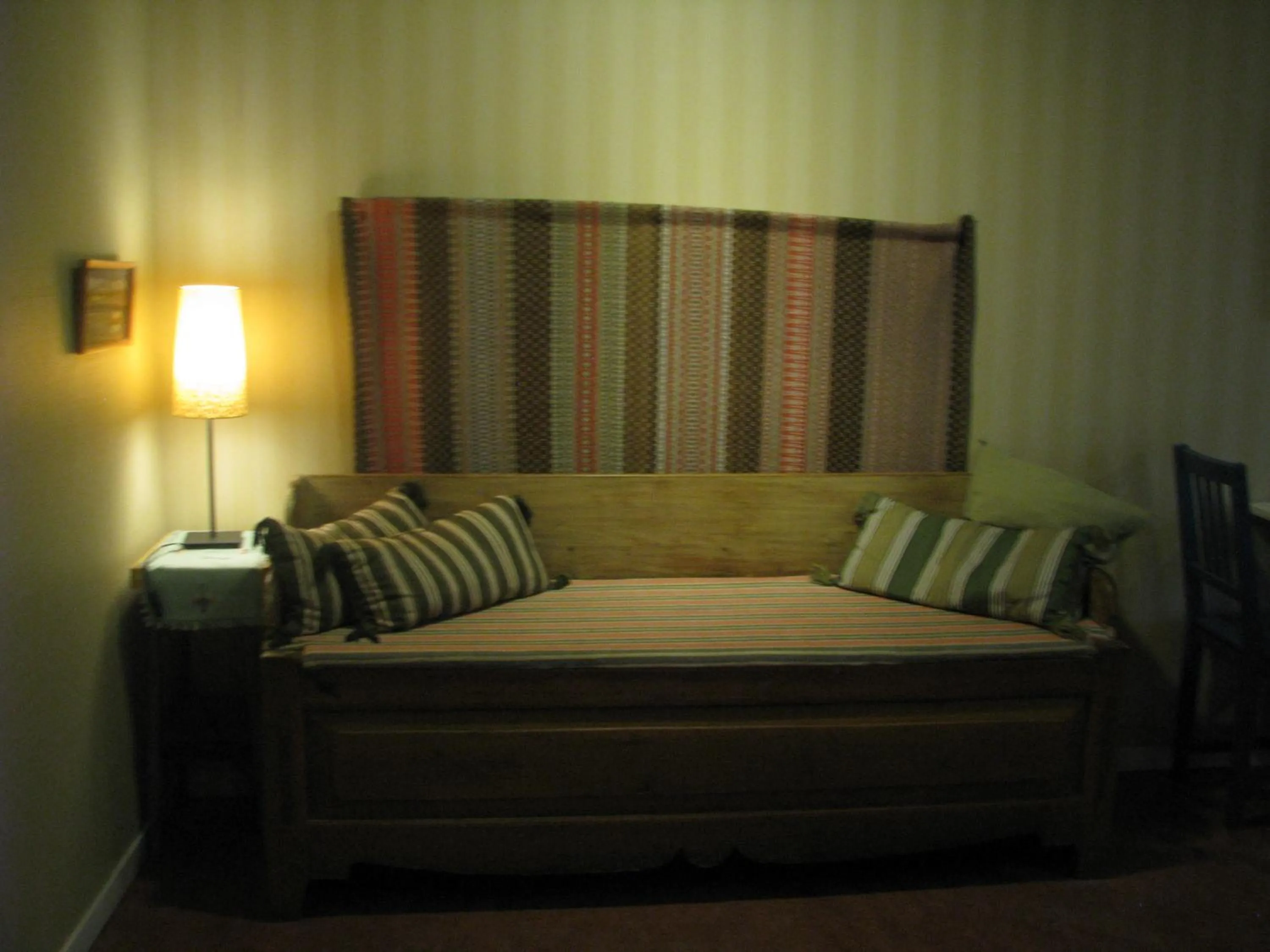 Communal lounge/ TV room, Bed in Örnsköldsviks Vandrarhem