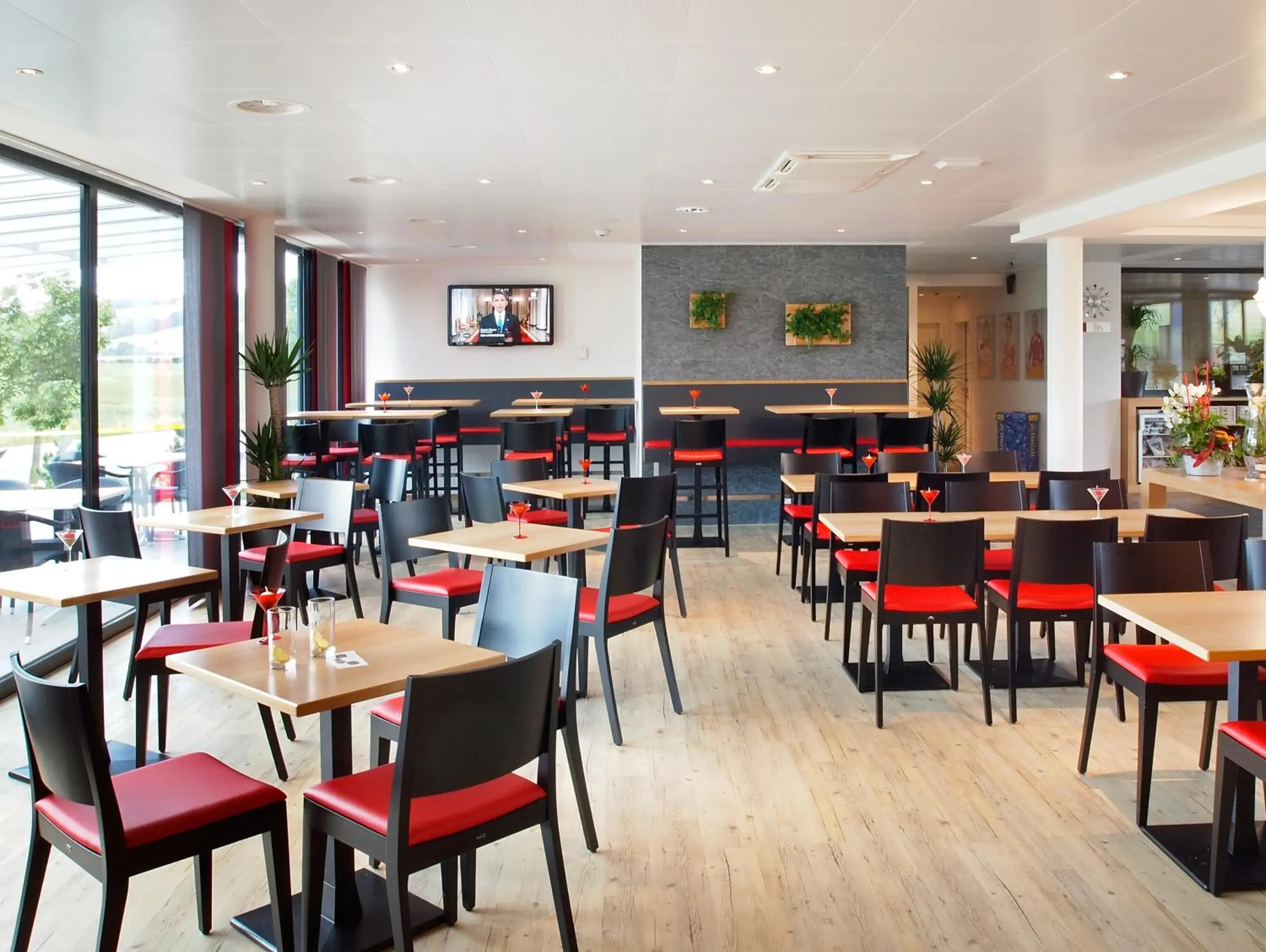 Restaurant/places to eat in ibis Bulle - La Gruyère Swiss Bike Hotel Restaurant/places to eat in ibis Bulle - La Gruyère Swiss Bike Hotel