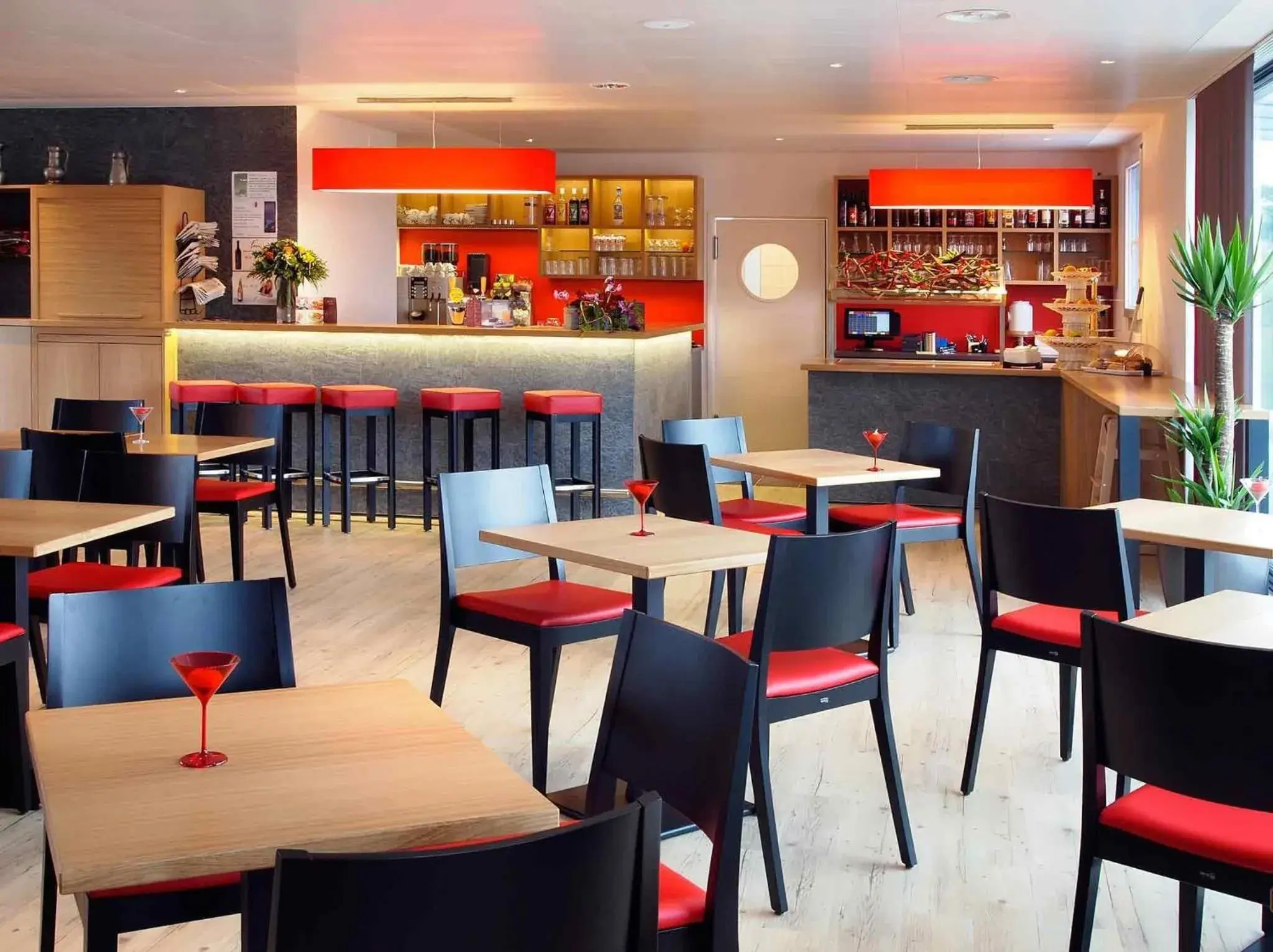 Lounge or bar in ibis Bulle - La Gruyère Swiss Bike Hotel Lounge or bar in ibis Bulle - La Gruyère Swiss Bike Hotel