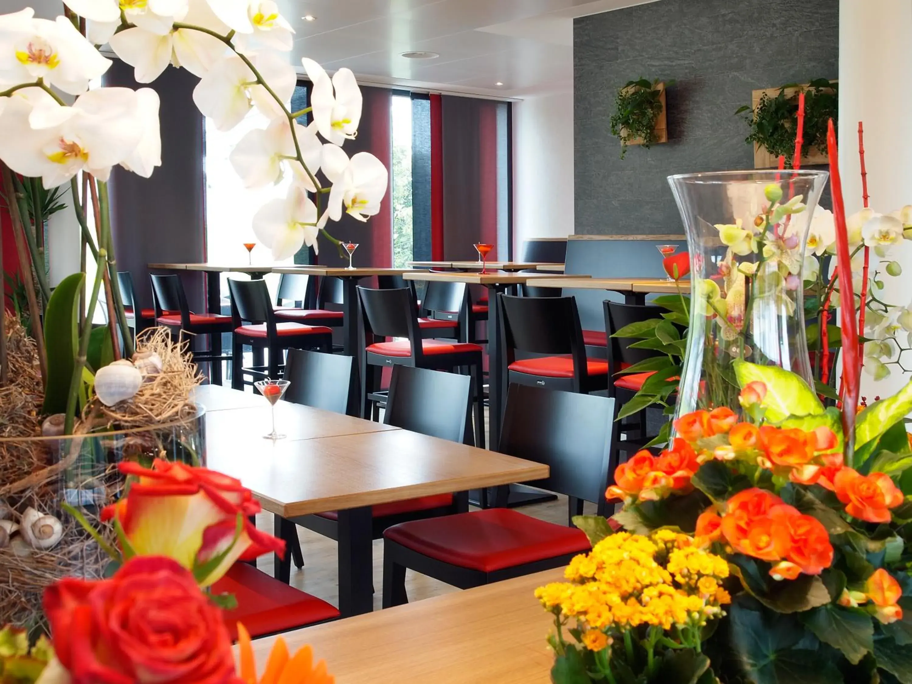 Restaurant/places to eat in ibis Bulle - La Gruyère Swiss Bike Hotel Restaurant/places to eat in ibis Bulle - La Gruyère Swiss Bike Hotel