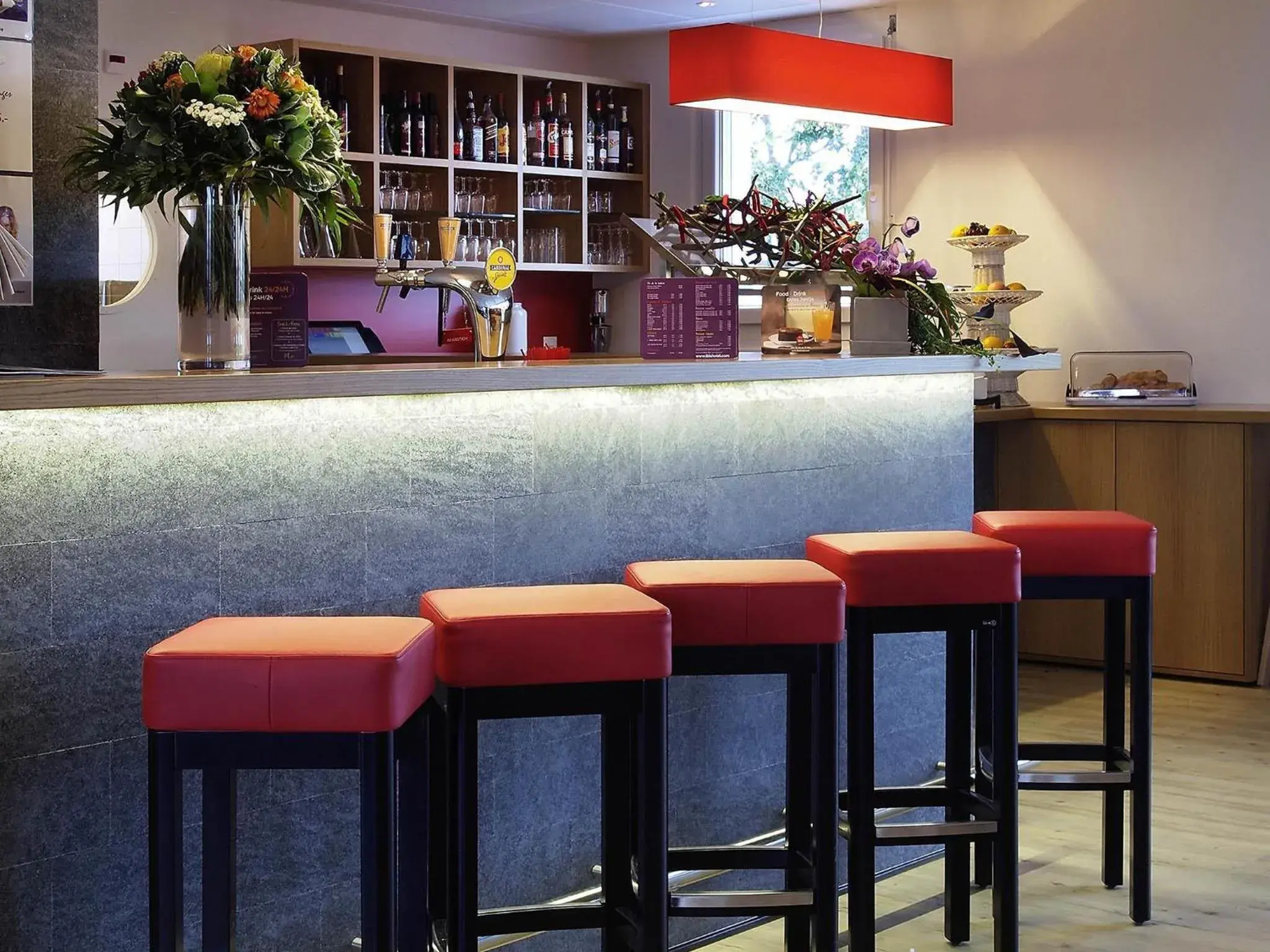 Lounge or bar in ibis Bulle - La Gruyère Swiss Bike Hotel Lounge or bar in ibis Bulle - La Gruyère Swiss Bike Hotel