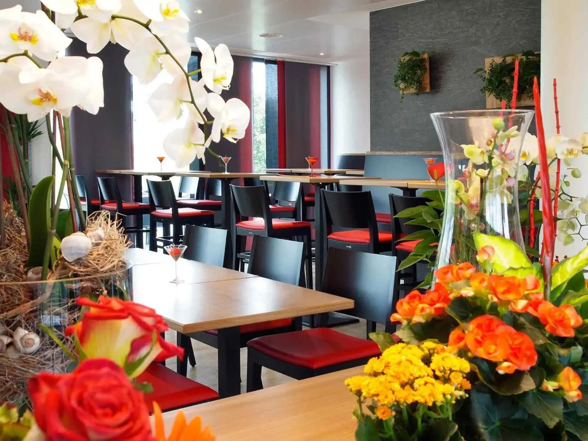 Lounge or bar in ibis Bulle - La Gruyère Swiss Bike Hotel Lounge or bar in ibis Bulle - La Gruyère Swiss Bike Hotel