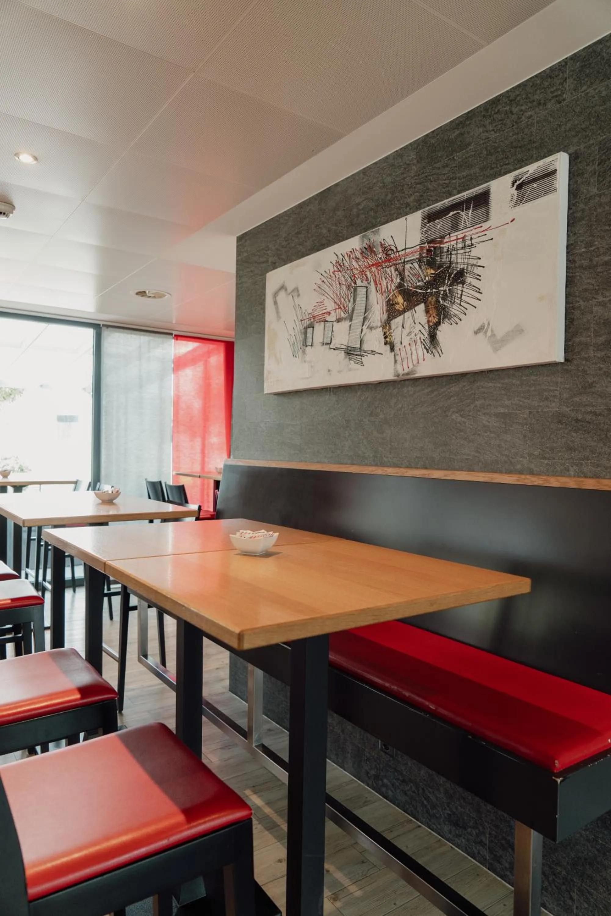 Lounge or bar in ibis Bulle - La Gruyère Swiss Bike Hotel