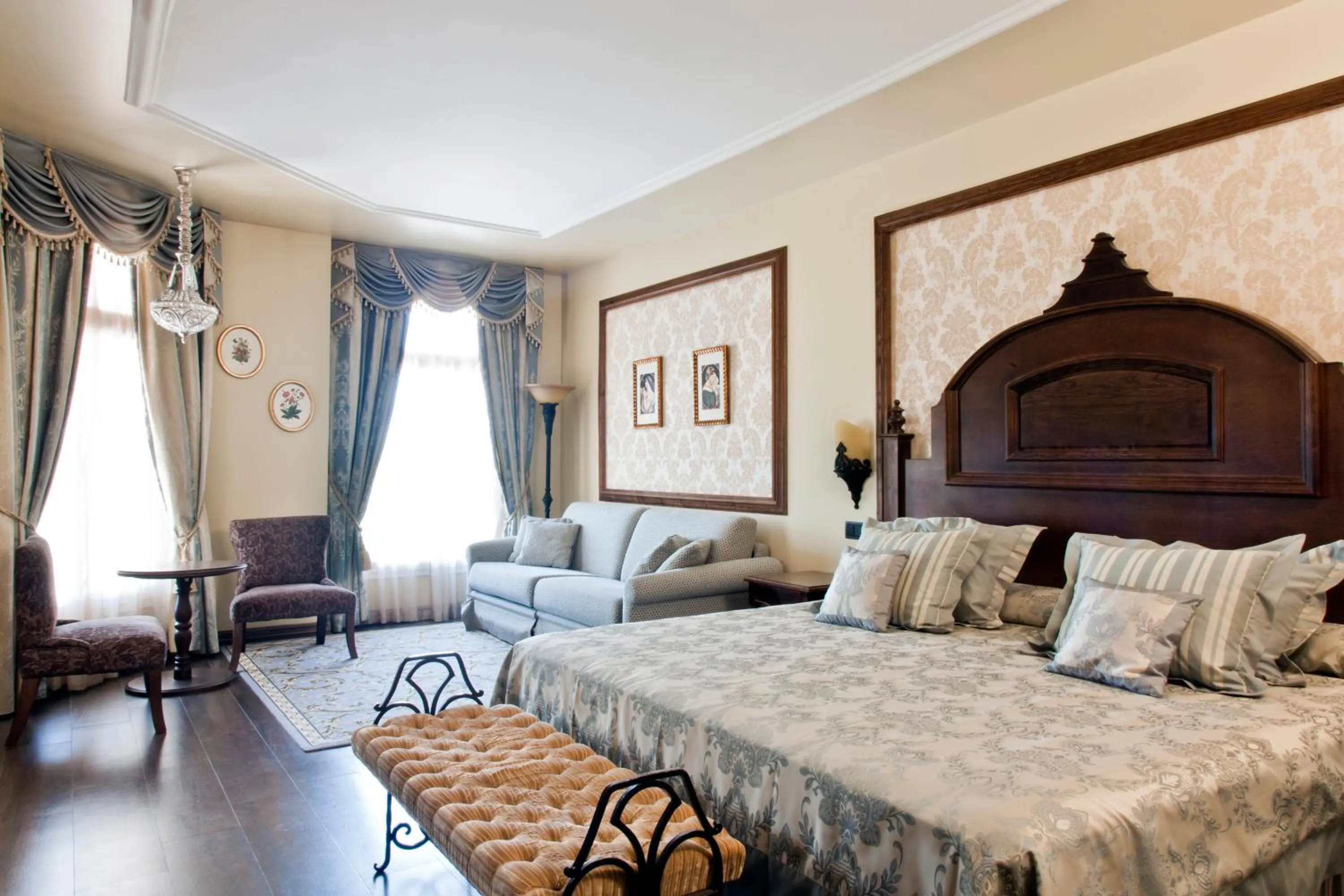 Photo of the whole room, Bed in PortAventura Hotel Lucy's Mansion - Includes unlimited access & Express wristband to PortAventura Park & Ferrari Land