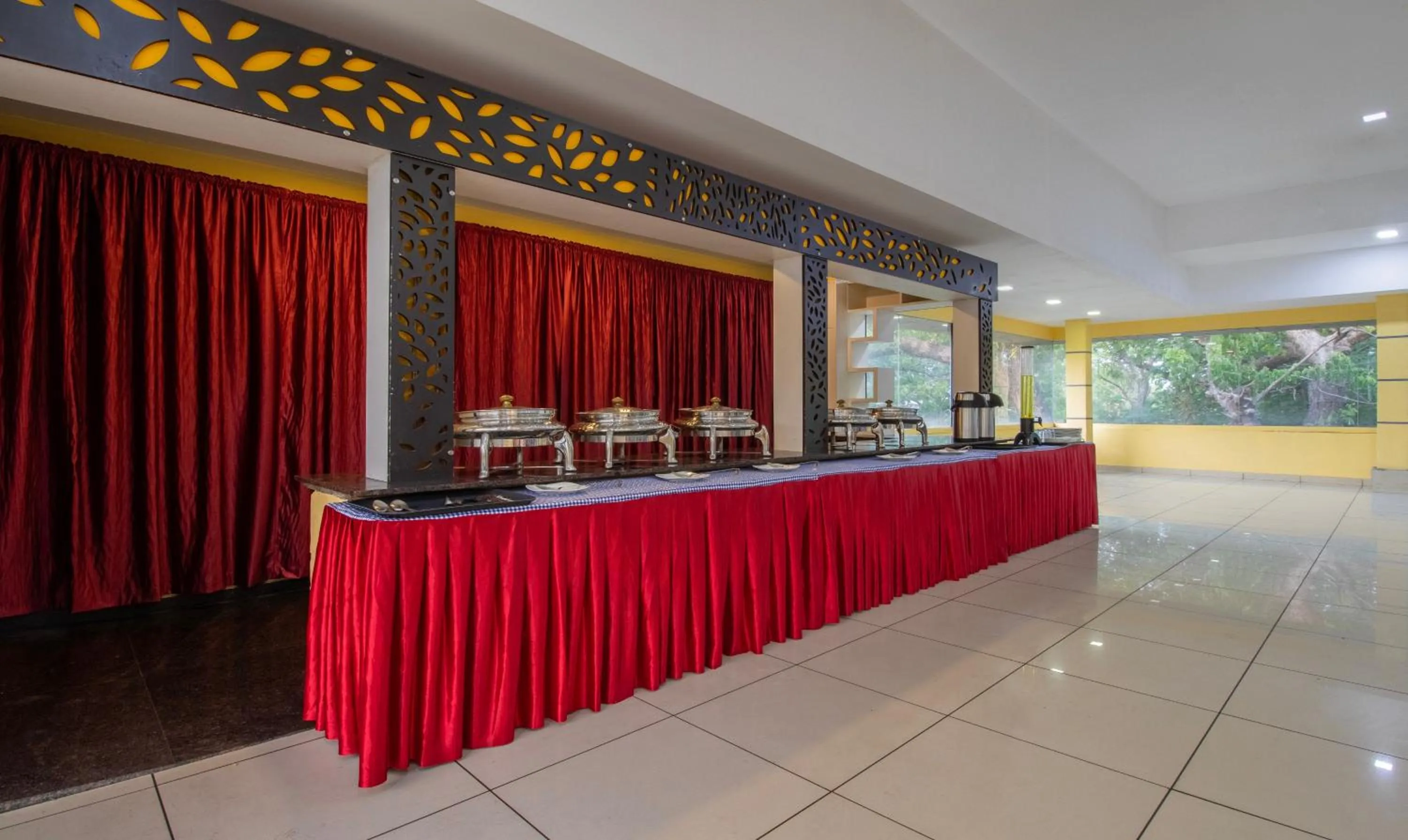 Dining area in Treebo Grand Canyon By D2V