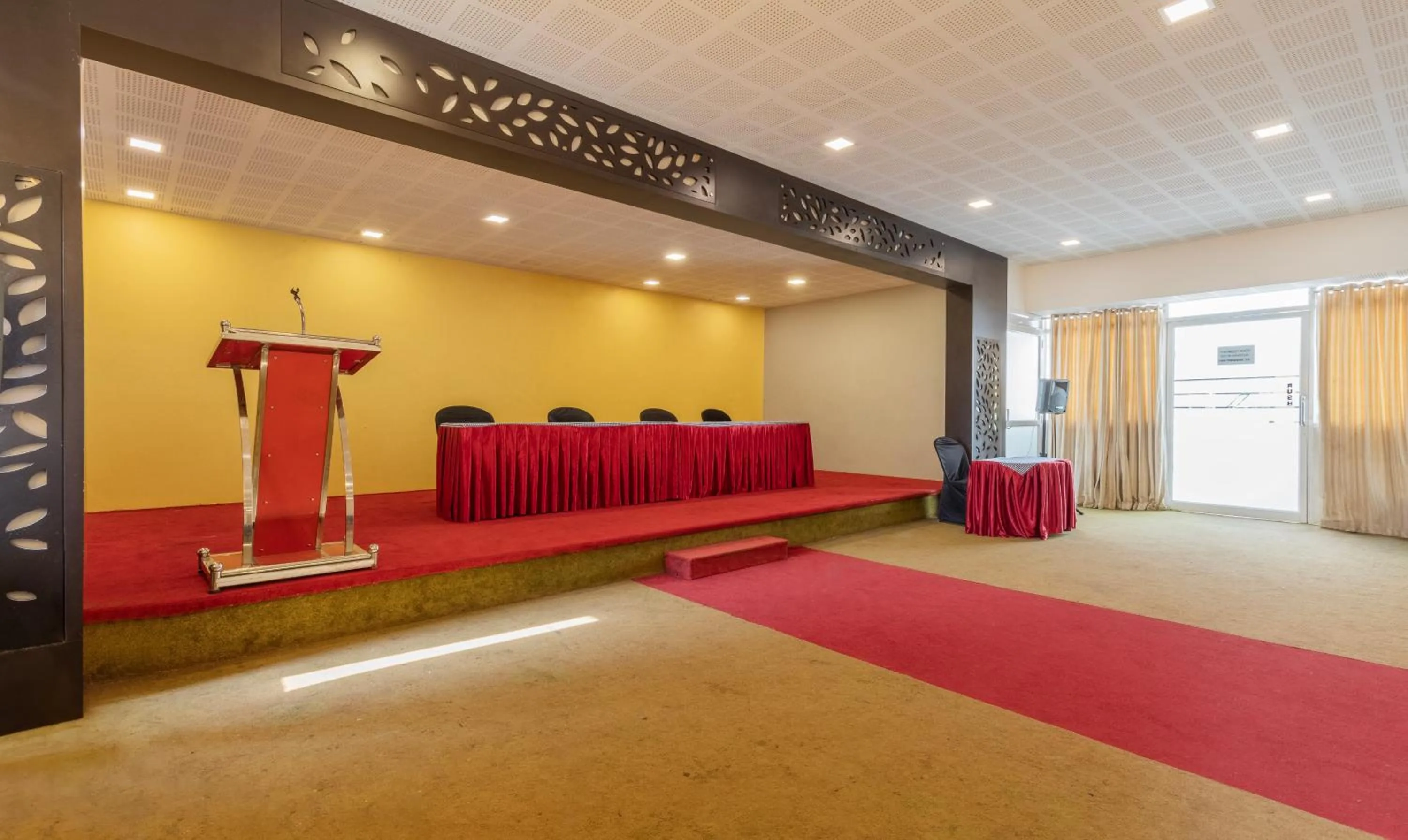 Banquet/Function facilities in Treebo Grand Canyon By D2V