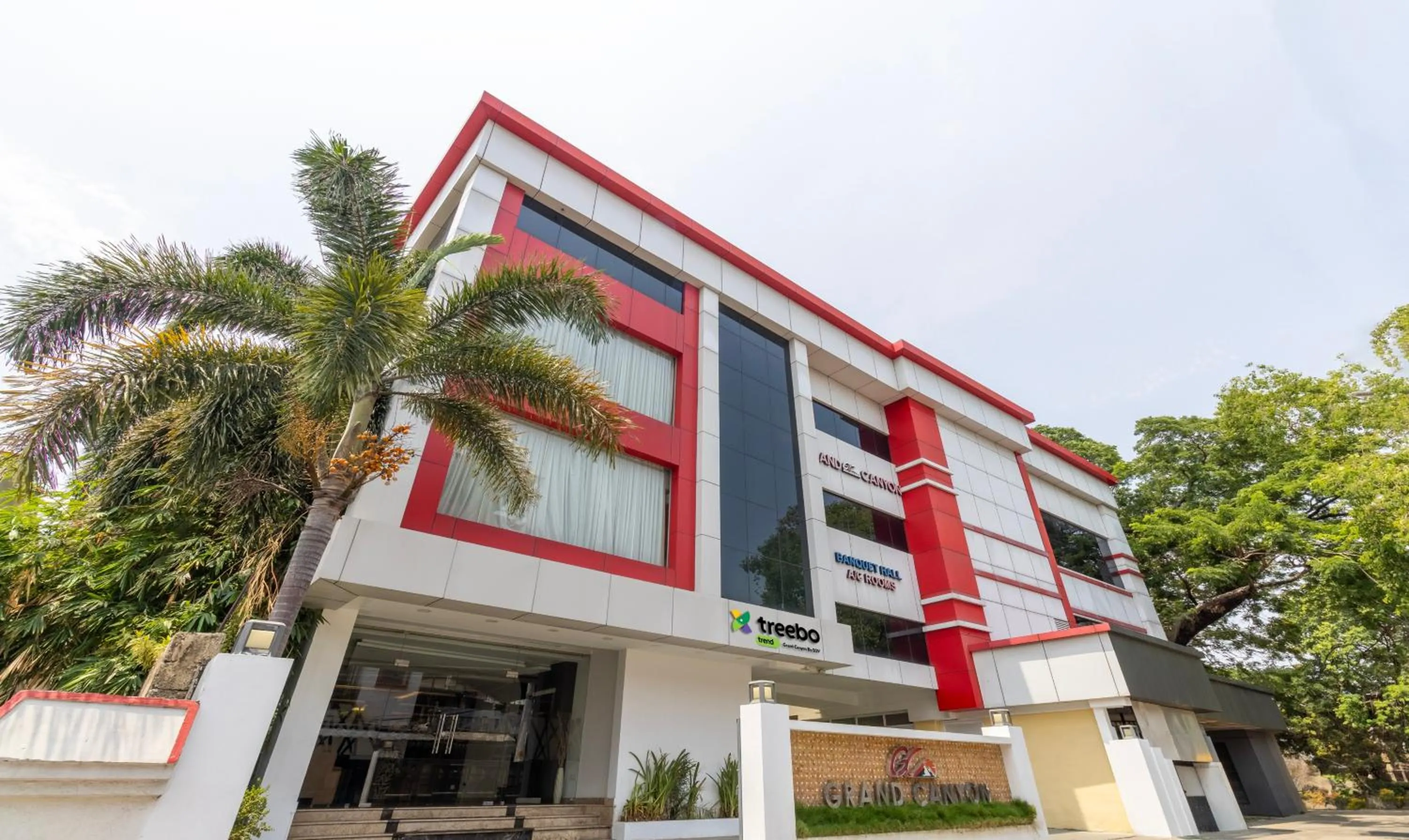 Facade/entrance in Treebo Grand Canyon By D2V